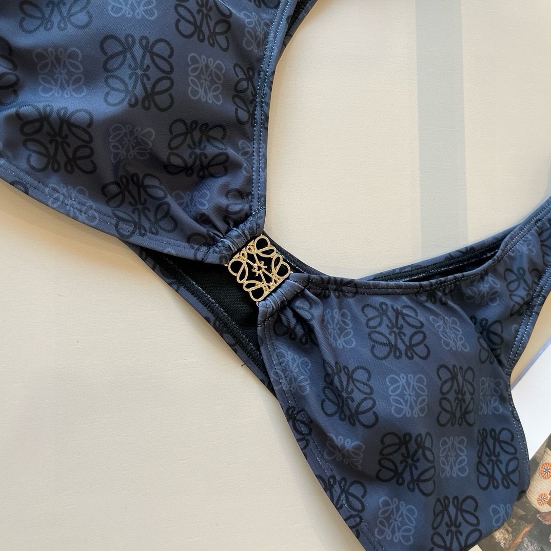 ¥
LOEWE罗意威 新款比基尼😍🥰适合多种场景的游泳衣🏊‍♀️海边 游泳池 温泉 水上乐园 漂流都可以