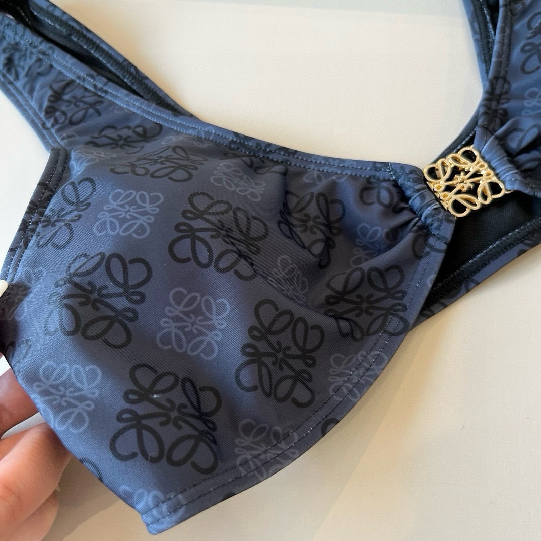 ¥
LOEWE罗意威 新款比基尼😍🥰适合多种场景的游泳衣🏊‍♀️海边 游泳池 温泉 水上乐园 漂流都可以