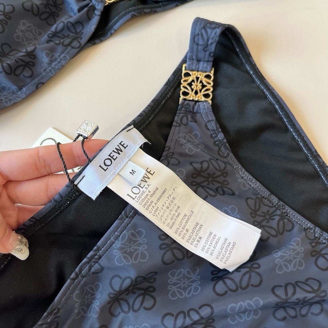 ¥
LOEWE罗意威 新款比基尼😍🥰适合多种场景的游泳衣🏊‍♀️海边 游泳池 温泉 水上乐园 漂流都可以