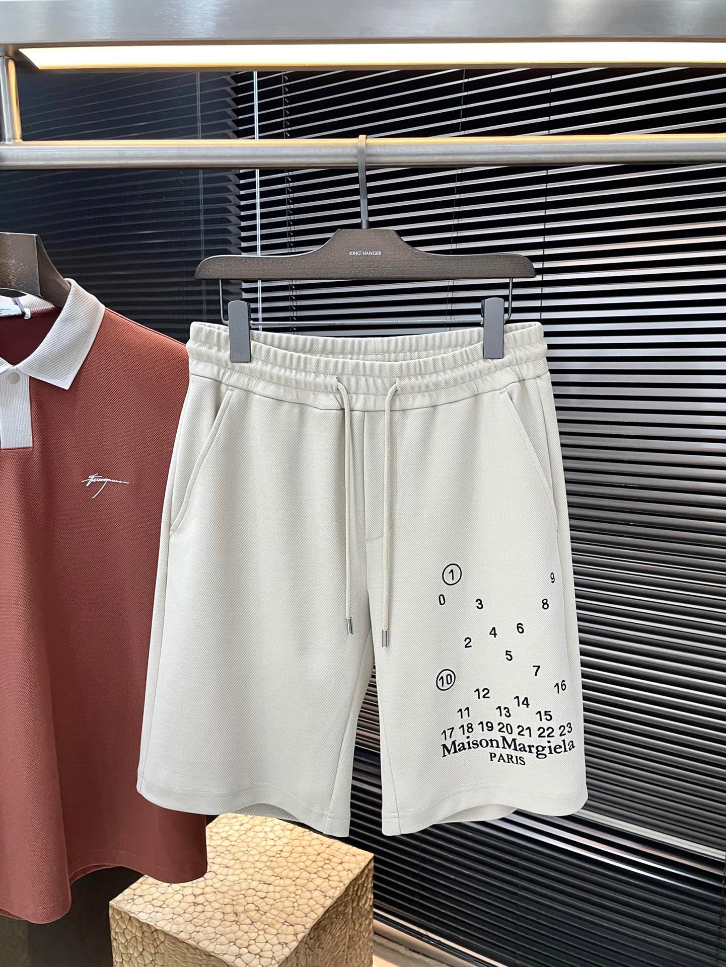 NO:140903,Maison Margiela (Margiela MM6) new spring and summer style, the latest casual shorts. The original pants are casual and versatile, casual and lazy, high-end custom imported cotton fabric, customized craftsmanship, and full of comfort. High-end and atmospheric, does the summer taste have? First choice. Code number M-XXXL purchasing level...,,masion margiela,masion margiela,shorts,alexander wang19860909Maison Margiela（马吉拉MM6）春夏季新款,最新休闲短裤.原版裤型上身休闲百搭、随性慵懒范,高级定制进口全棉面料,订制工艺 舒适感爆棚.高端大气,夏天的味道有没有,首选 .码数M一XXXL代购级别……,,masion margiela,masion margiela,shorts,alexander wang,Men's clothing