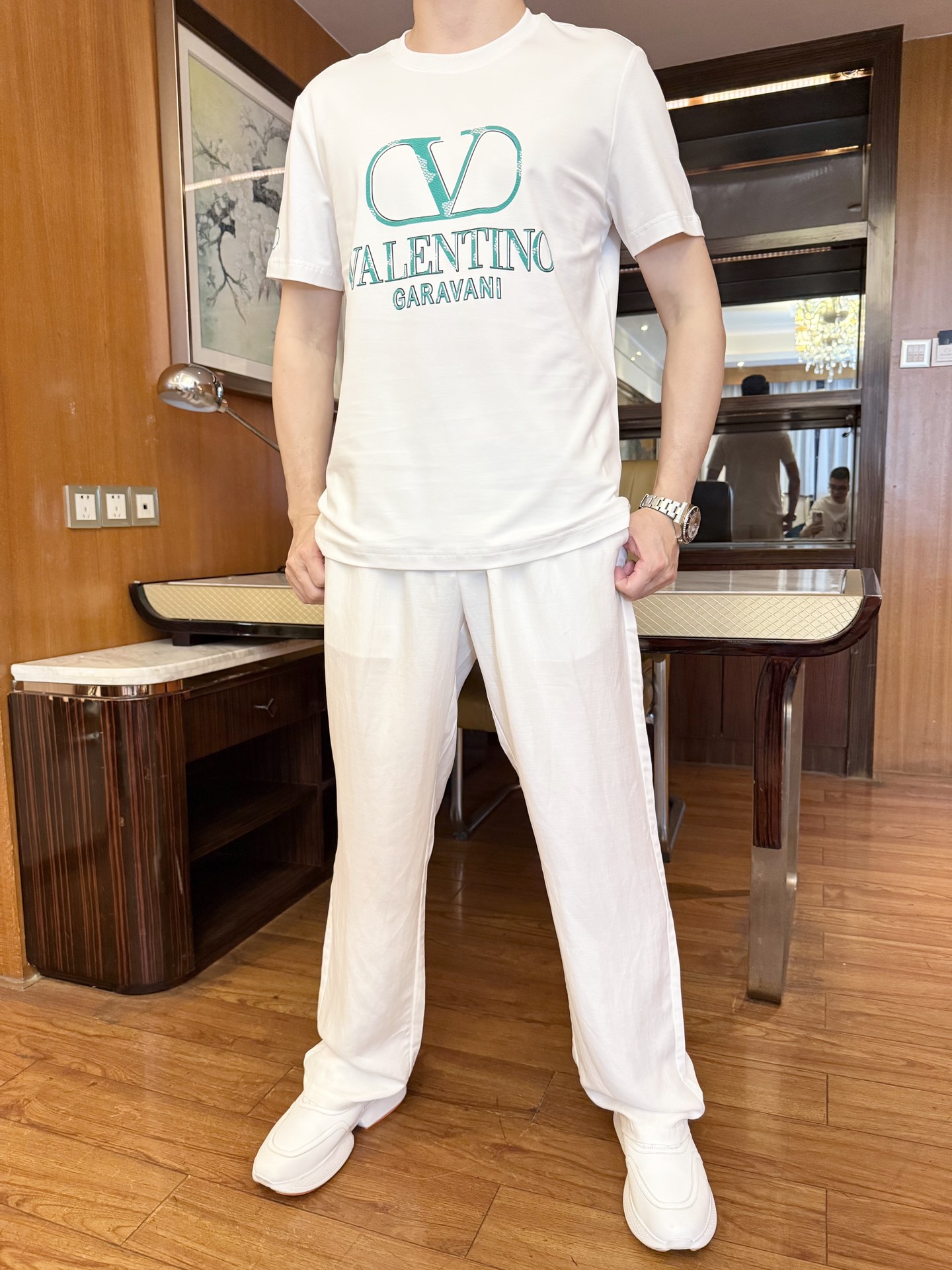 NO:140737,Valentino - The latest hot T-shirts in 2025 counters are shipped, and hot-selling items in European and American counters!  Selected Italian imported fine cotton fabrics with fashionable designs, exquisite brand logo on the chest to show the charm You are definitely worthy of having. Number 48-56 (model 173/130 wears 48, with Hong Kong Lane Crawford gift box packaging), valentino,tees, t-shirt,alexander wang19860909华伦天奴-2025专柜最新爆款T恤出货 欧美专柜热销单品！精选意大利进口精棉面料搭配时尚的设计,胸前精致的品牌标志彰显韵味 您绝对值得拥有.码数48-56（模特173/130穿48,配香港连卡佛礼盒包装）,,valentino,tees，t-shirt,alexander wang,Men's clothing