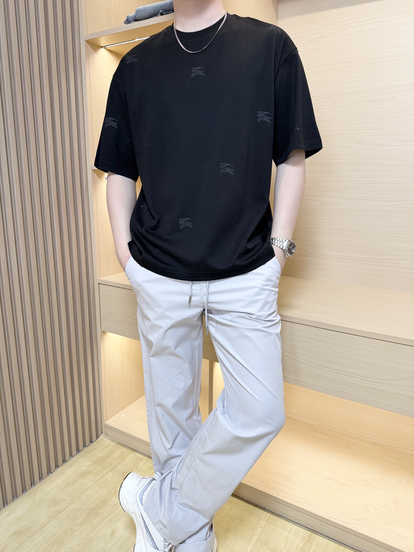 NO:140730,Burberry - the latest hot T-shirts in 2025 counters are shipped, and hot-selling items in European and American counters!  Selected Italian imported mercerized cotton fabrics with fashionable designs, the exquisite Pegasus logo on the whole body shows the charm You are definitely worthy of having. Number 48-56 (model 180/140 wears 50, with Hong Kong Lane Crawford gift box packaging), tees, t-shirt, alexander wang19860909博柏利-2025专柜最新爆款t恤出货 欧美专柜热销单品！精选意大利进口丝光精棉面料搭配时尚的设计,通体的精致飞马标志彰显韵味 您绝对值得拥有.码数48-56（模特180/140穿50,配香港连卡佛礼盒包装）,,tees，t-shirt,alexander wang,Men's clothing