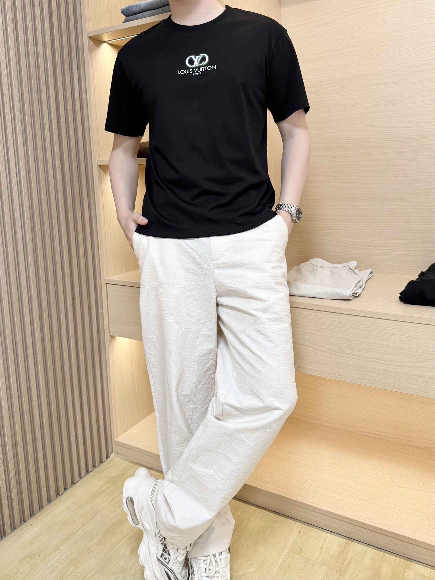 NO:140733,Louis Vuitton - the latest hot T-shirts in 2025 counters are shipped, and hot-selling items in European and American counters!  Selected imported Italian fine cotton fabrics with fashionable designs, exquisite brand logo on the chest to show the charm You are definitely worthy of having. Number 48-56 (model 180/140 wears 50, with Hong Kong Lane Crawford gift box packaging), louis vuitton,tees, t-shirt, alexander wang19860909路易威登-2025专柜最新爆款T恤出货 欧美专柜热销单品！精选意大利进口精棉面料搭配时尚的设计,胸前精致的品牌标志彰显韵味 您绝对值得拥有.码数48-56（模特180/140穿50,配香港连卡佛礼盒包装）,,louis vuitton,tees，t-shirt,alexander wang,Men's clothing