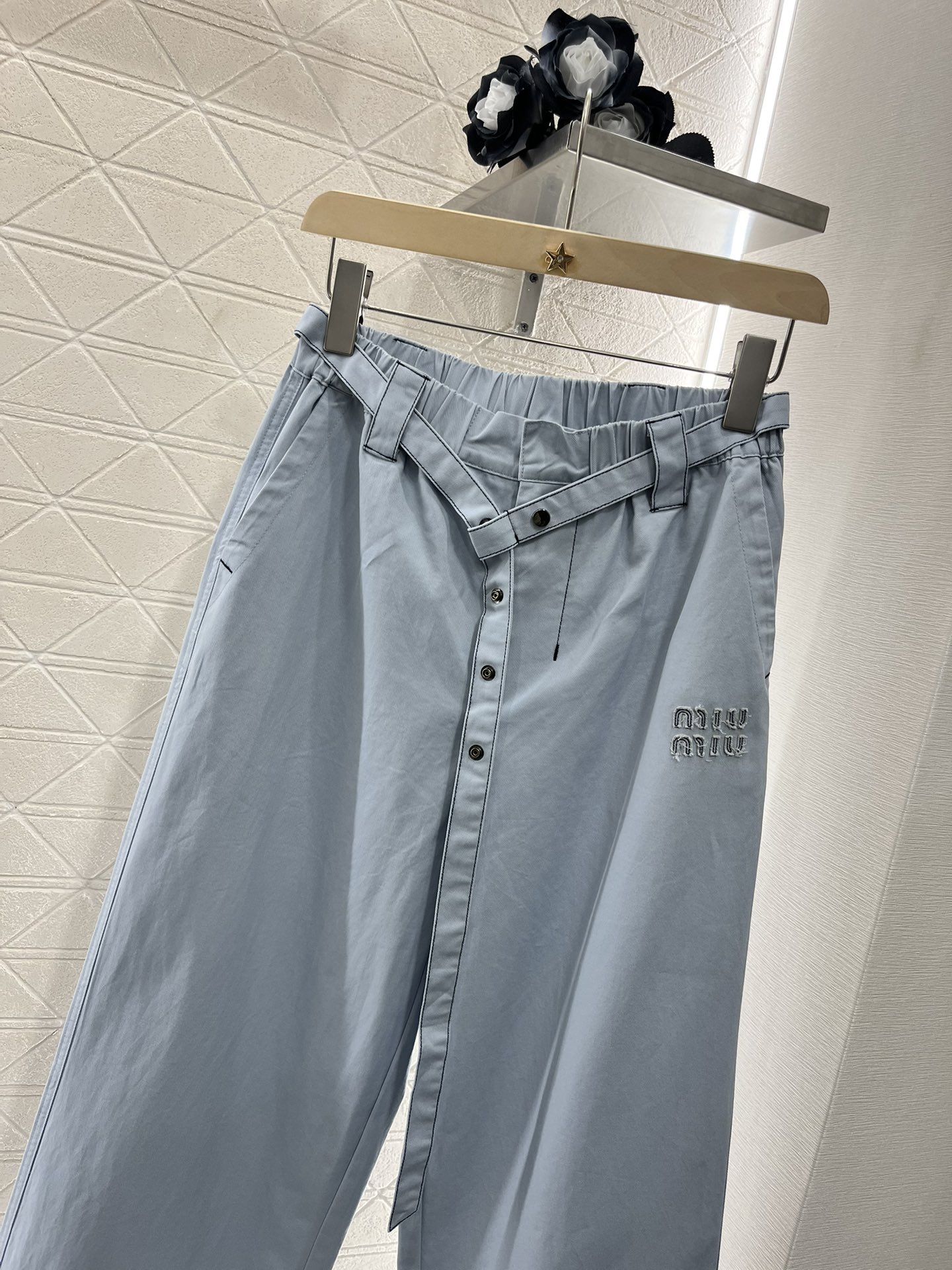 ♥Miumi*♥2025新品上架
    腰带工装直筒牛仔裤
定制YB天丝棉牛仔材质 面料柔软舒适 透气
