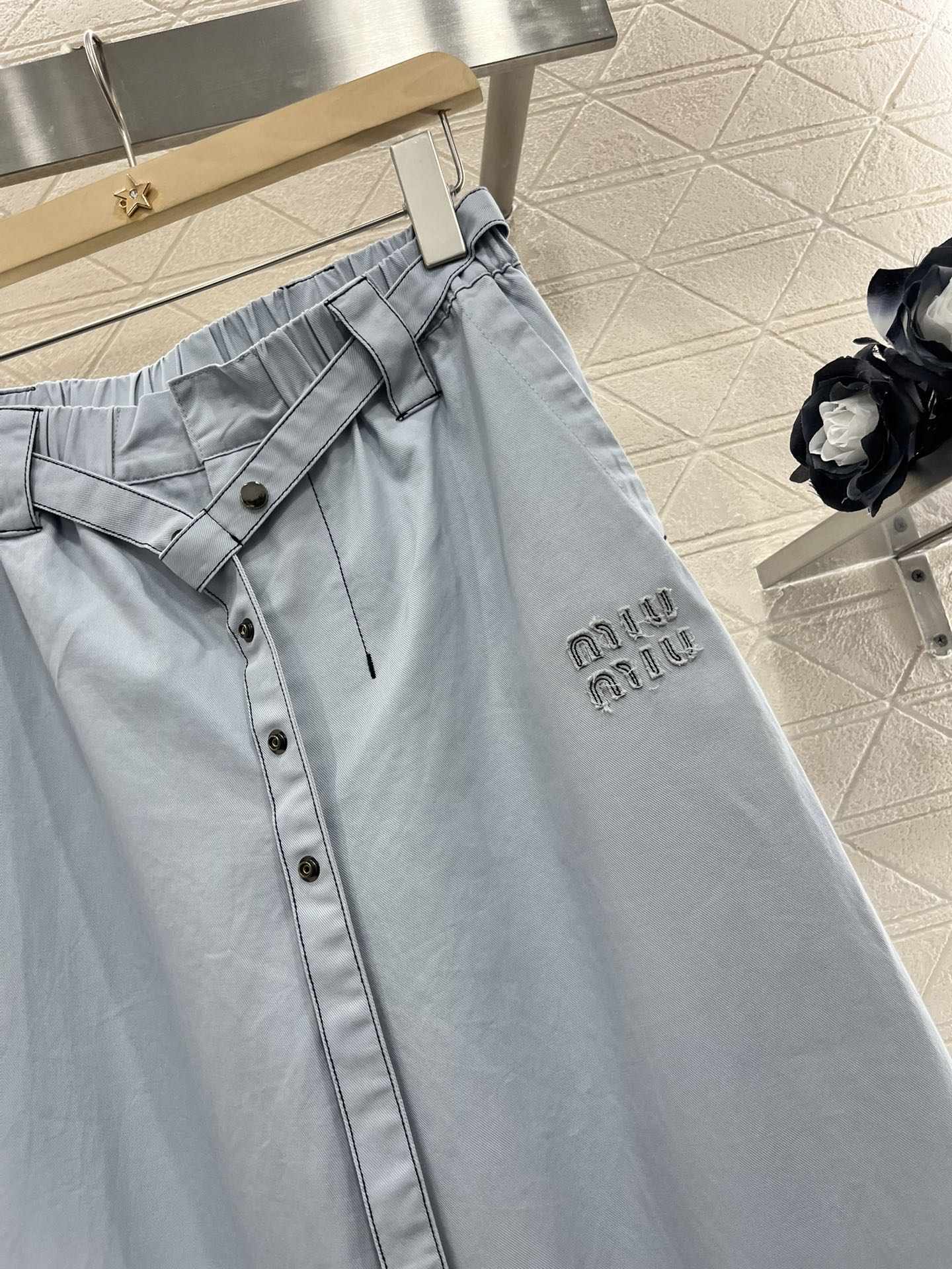 ♥Miumi*♥2025新品上架
    腰带工装直筒牛仔裤
定制YB天丝棉牛仔材质 面料柔软舒适 透气