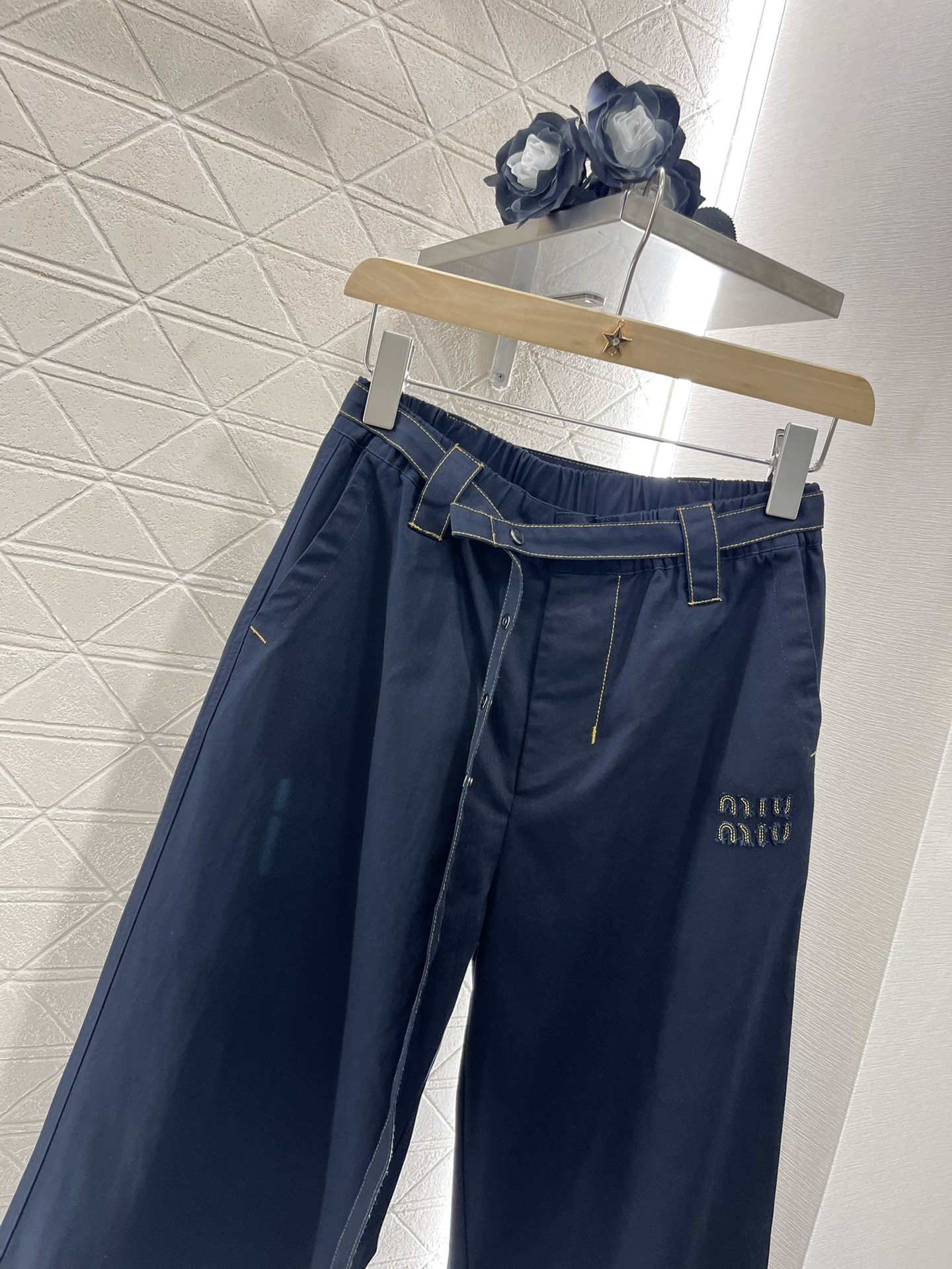 ♥Miumi*♥2025新品上架
    腰带工装直筒牛仔裤
定制YB天丝棉牛仔材质 面料柔软舒适 透气