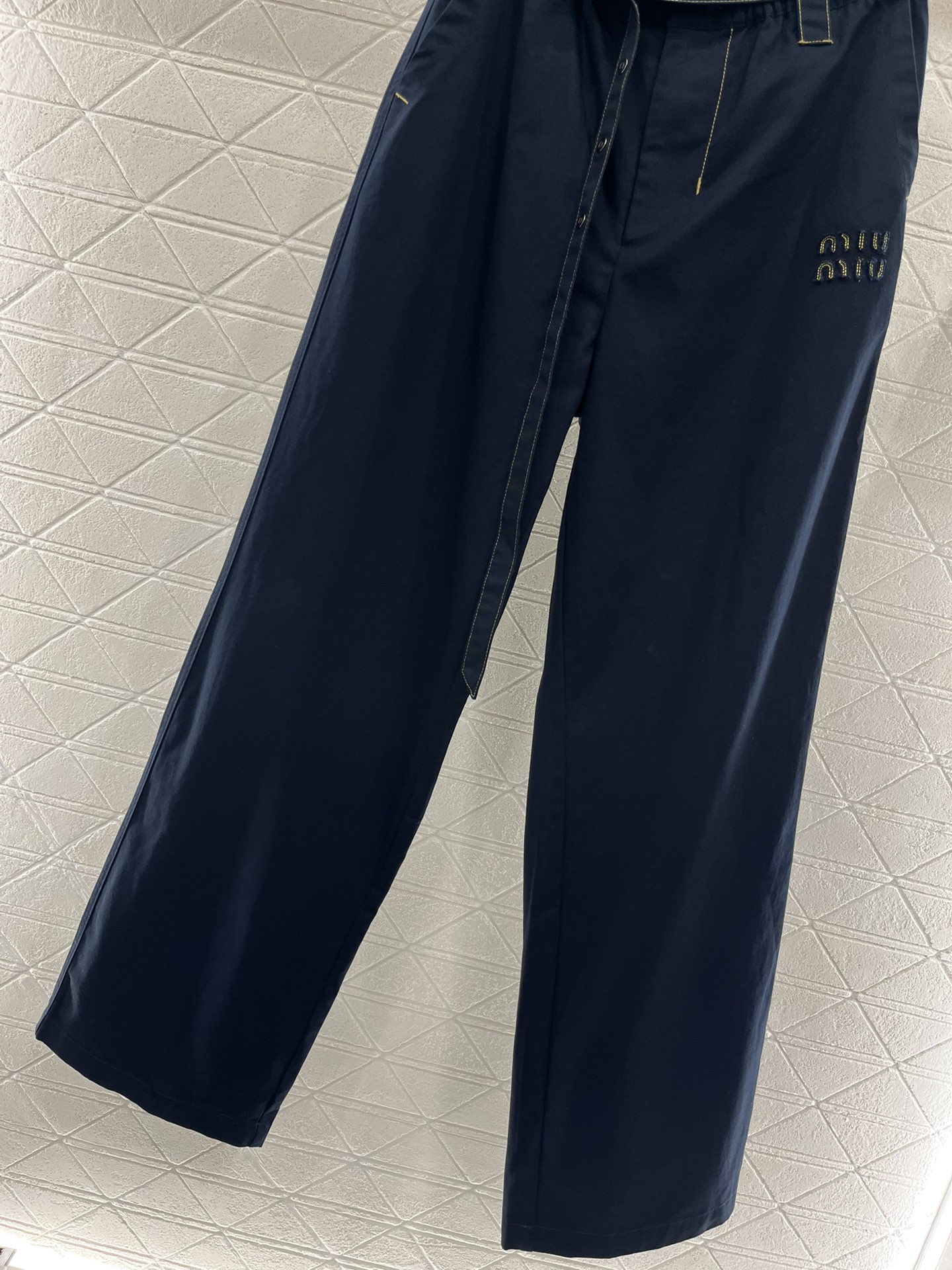 ♥Miumi*♥2025新品上架
    腰带工装直筒牛仔裤
定制YB天丝棉牛仔材质 面料柔软舒适 透气