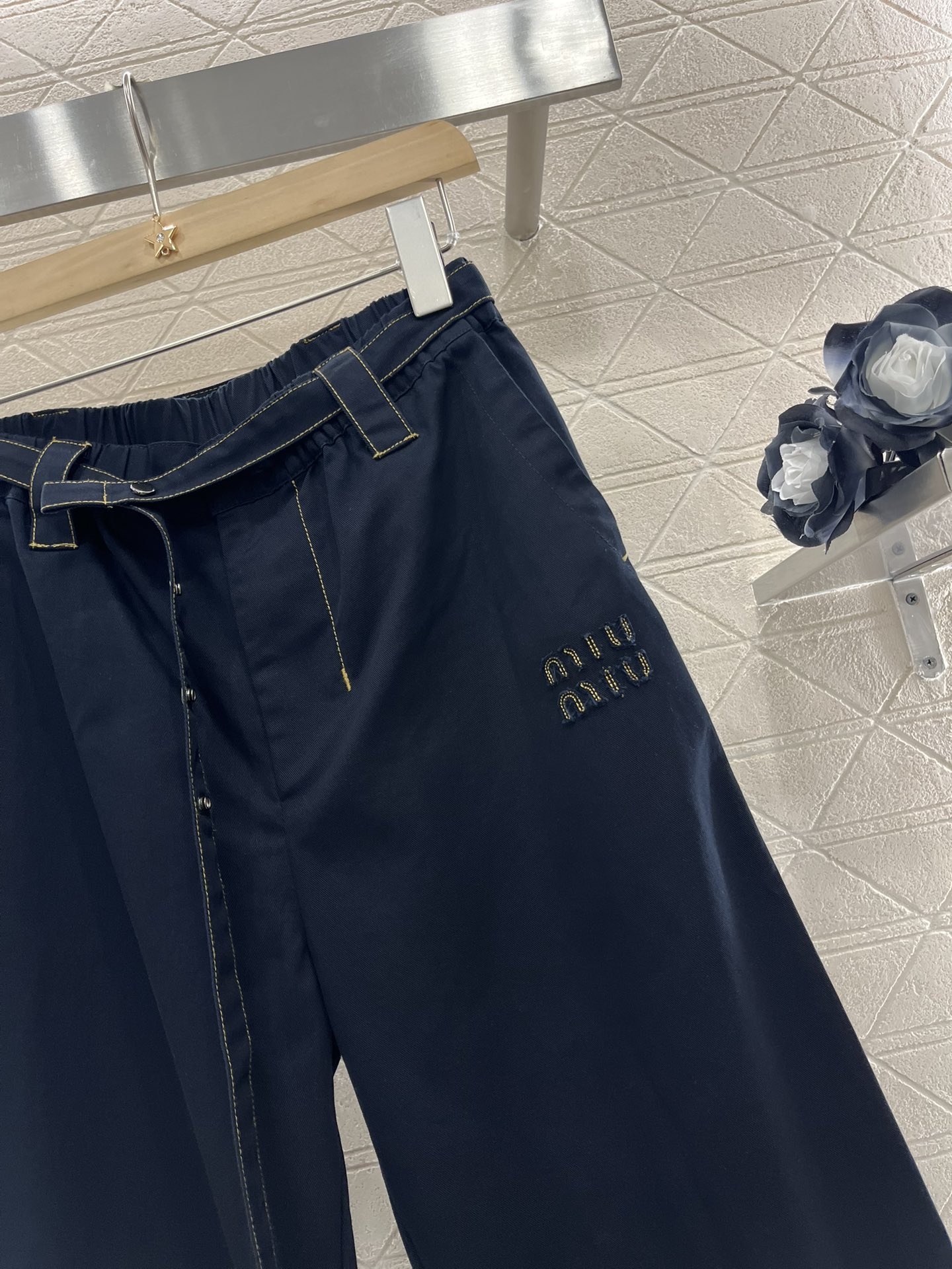 ♥Miumi*♥2025新品上架
    腰带工装直筒牛仔裤
定制YB天丝棉牛仔材质 面料柔软舒适 透气