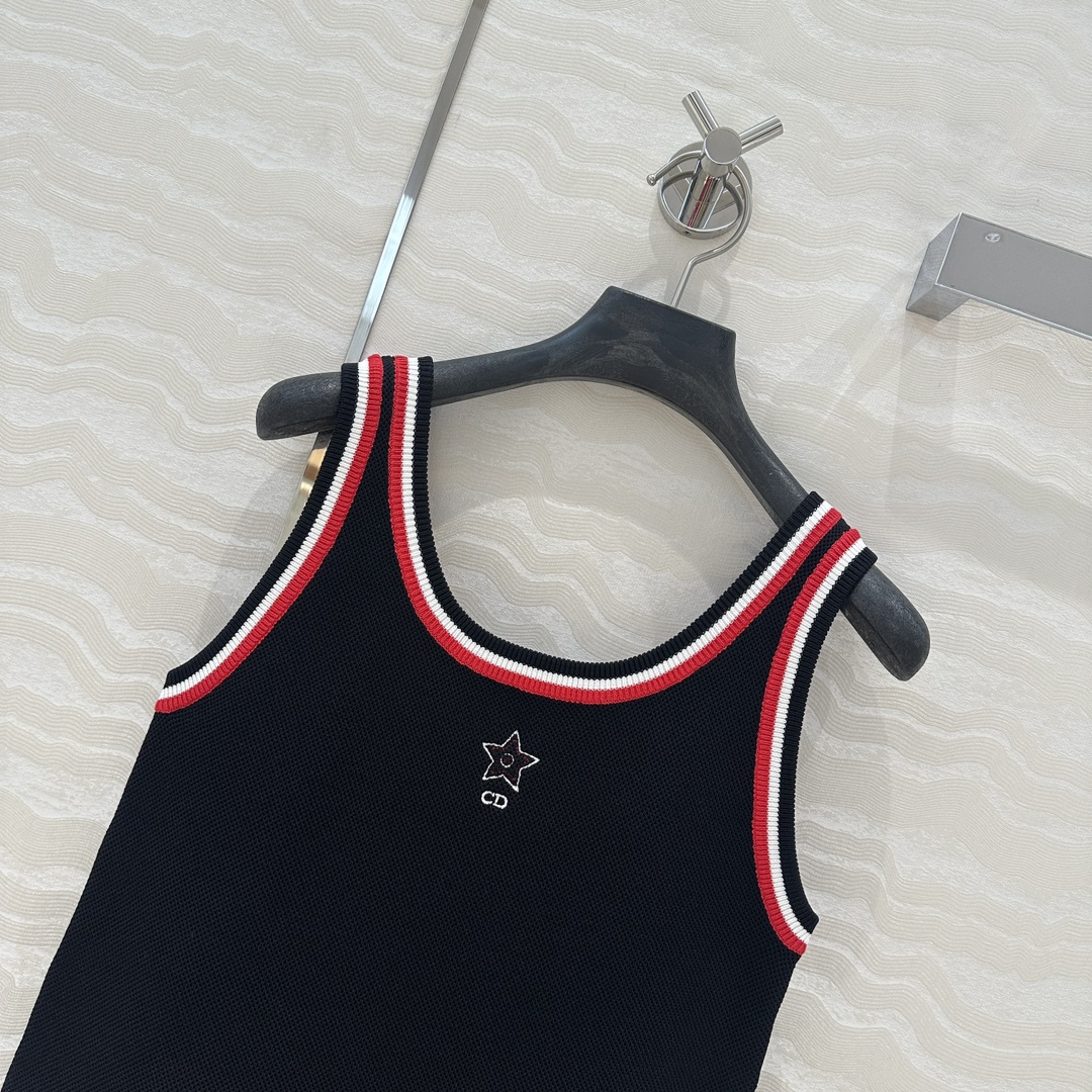 独家首发❤️原单品质，MissD 网球运动风针织🧶背心，气质U领修身版型百搭不挑人，幸运星星CD刺绣lo