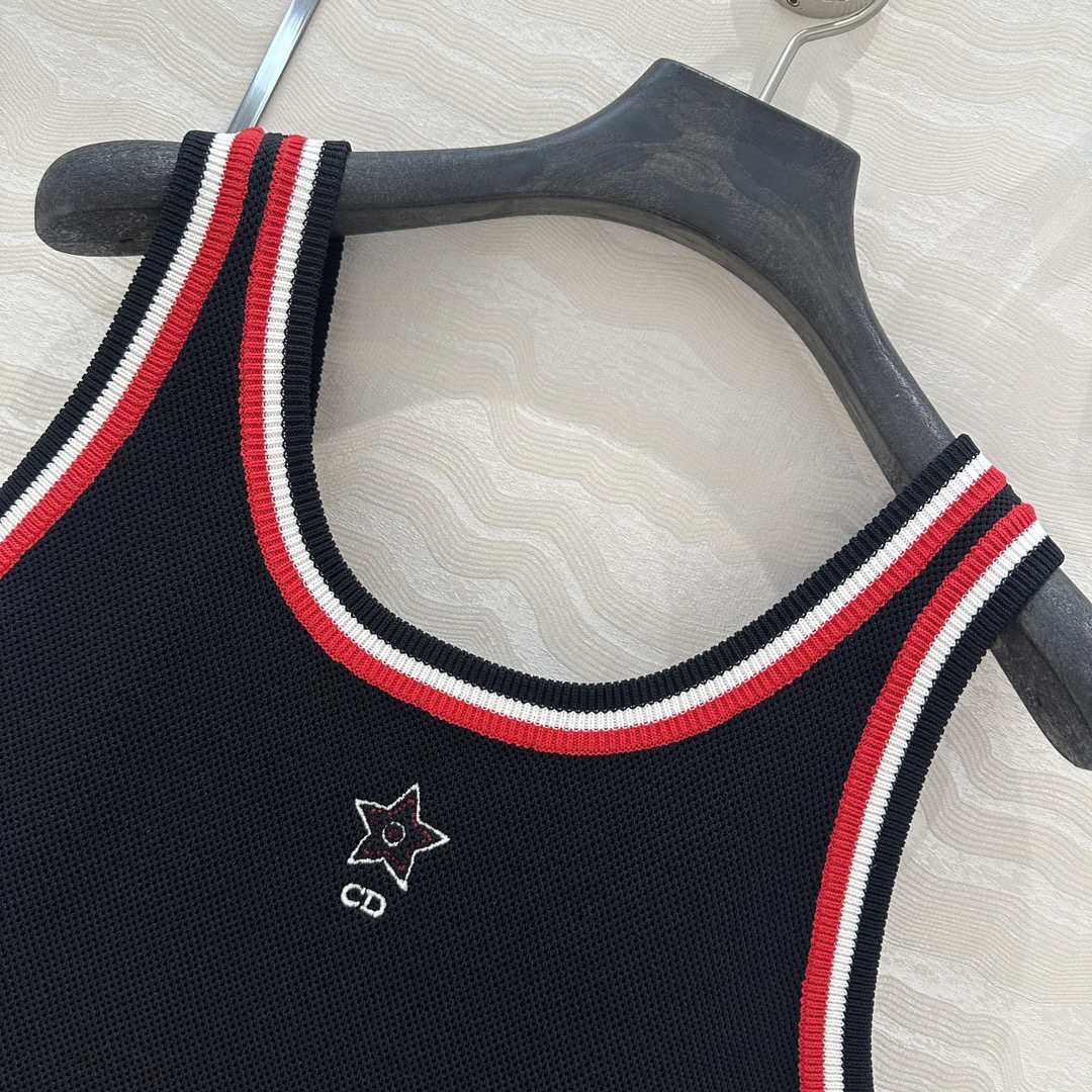 独家首发❤️原单品质，MissD 网球运动风针织🧶背心，气质U领修身版型百搭不挑人，幸运星星CD刺绣lo