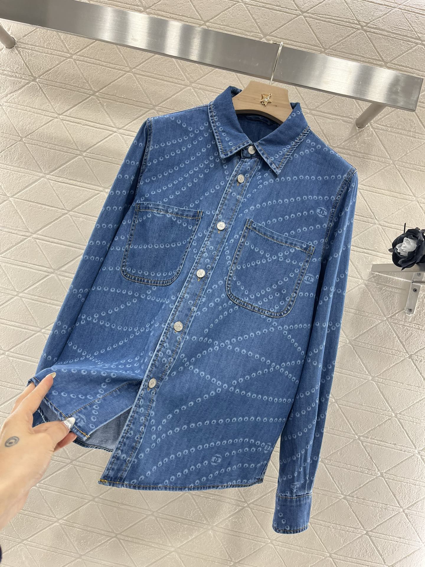 ♥Chane*♥2025新品上架
   激光珍珠链条牛仔衬衫
定制YB斜纹全棉牛仔材质 酵素水洗工艺 成