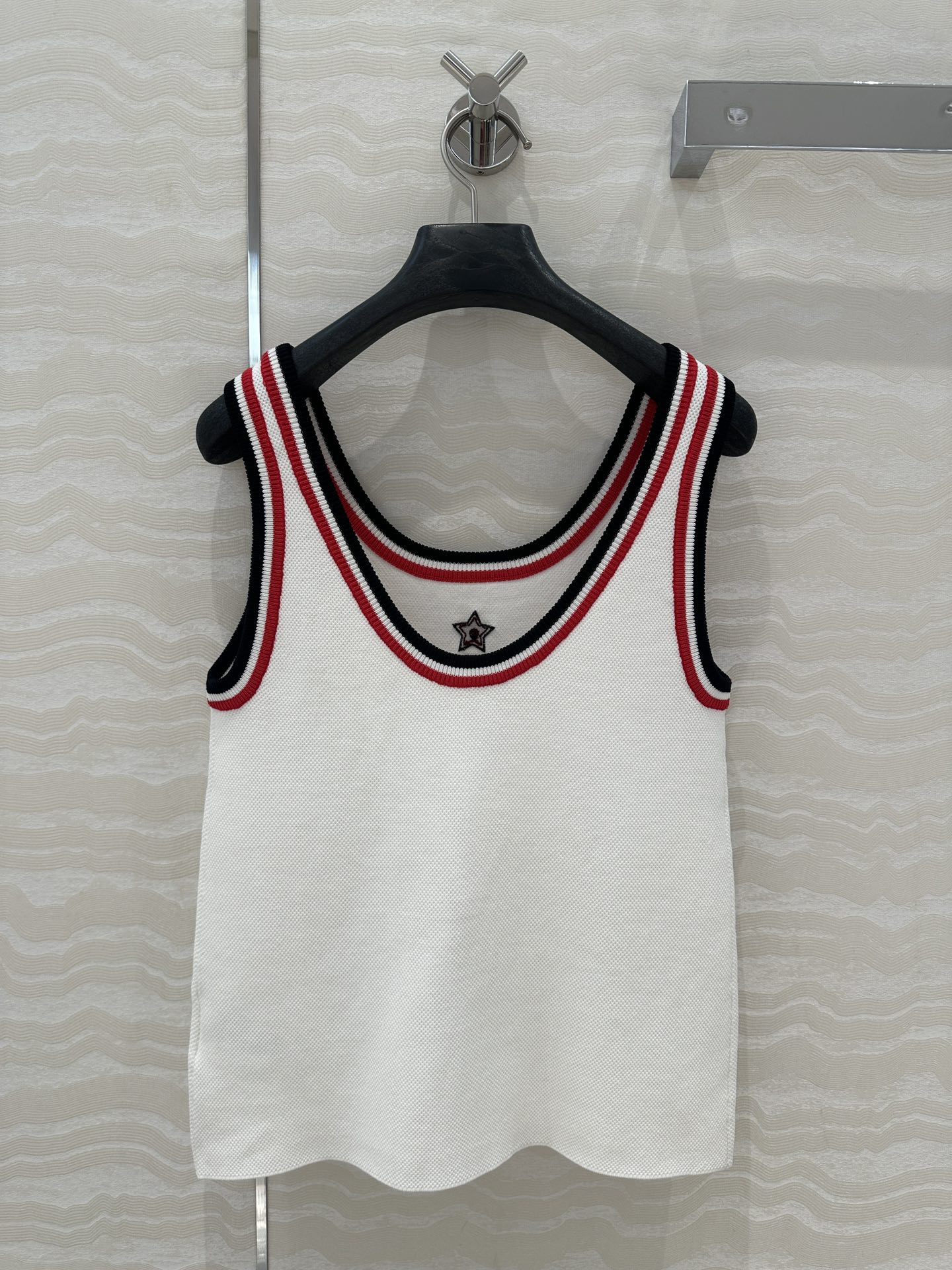 独家首发❤️原单品质，MissD 网球运动风针织🧶背心，气质U领修身版型百搭不挑人，幸运星星CD刺绣lo