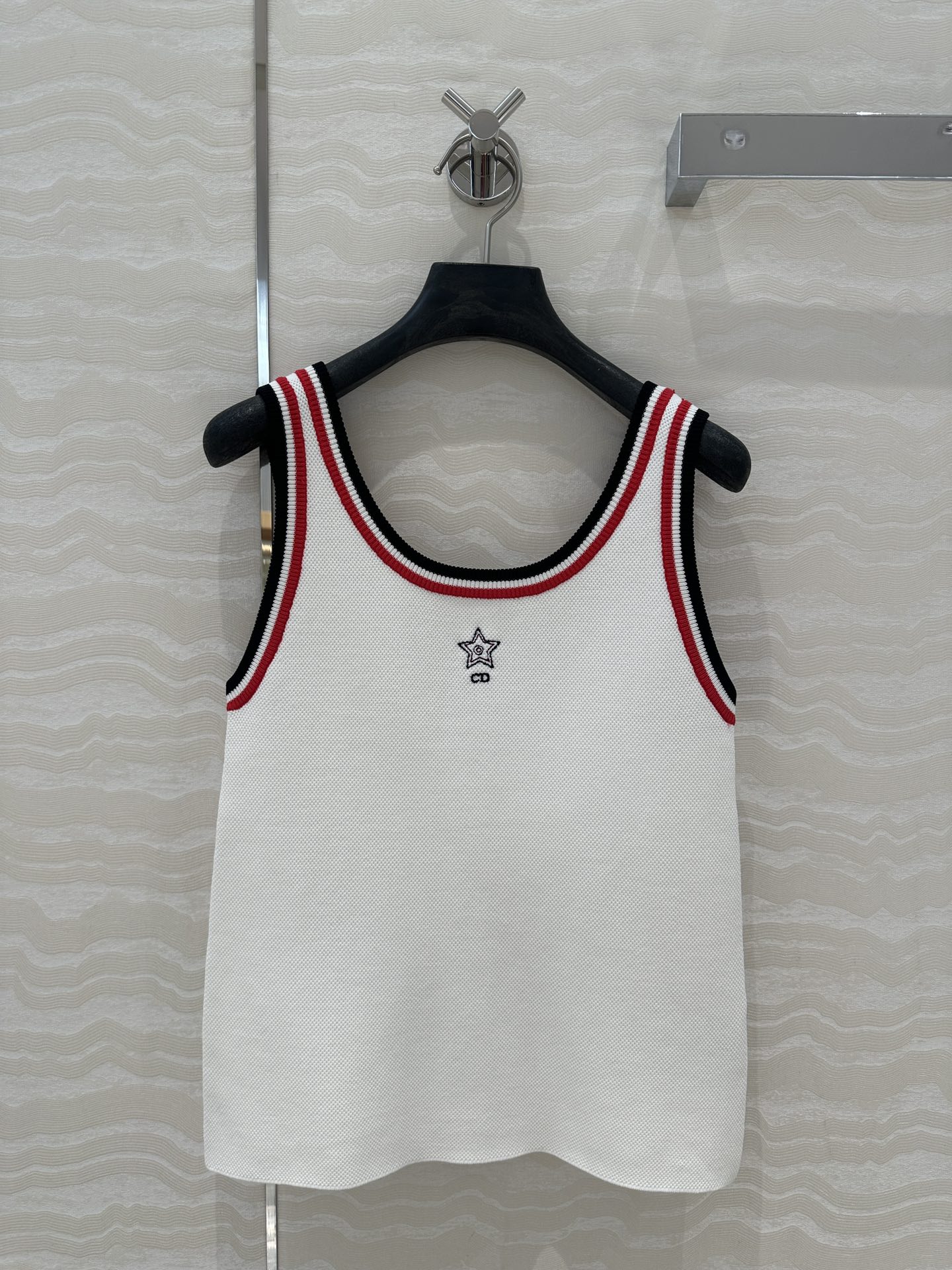 独家首发❤️原单品质，MissD 网球运动风针织🧶背心，气质U领修身版型百搭不挑人，幸运星星CD刺绣lo