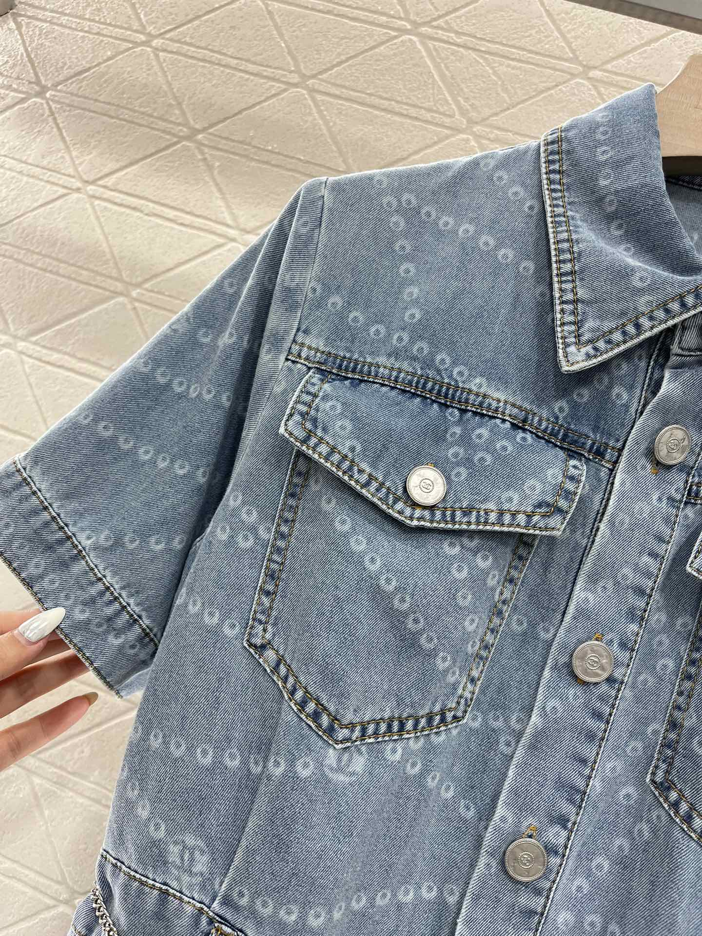 ♥Chane*♥2025新品上架
    链条牛仔连衣裙 
定制YB斜纹棉牛仔材质 酵素水洗 呈现复古单