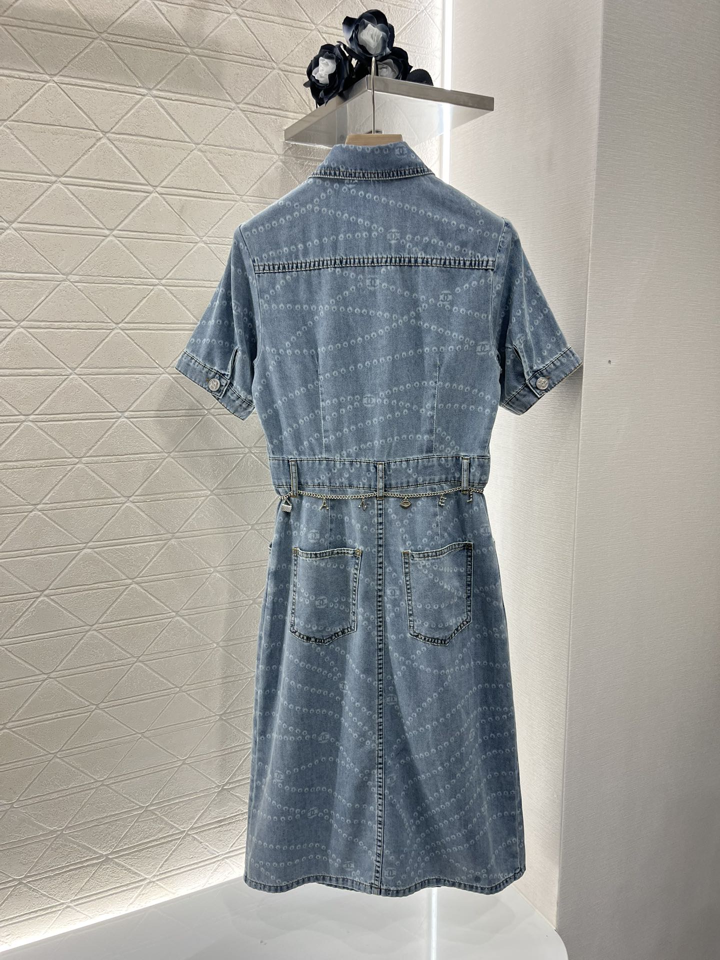 ♥Chane*♥2025新品上架
    链条牛仔连衣裙 
定制YB斜纹棉牛仔材质 酵素水洗 呈现复古单