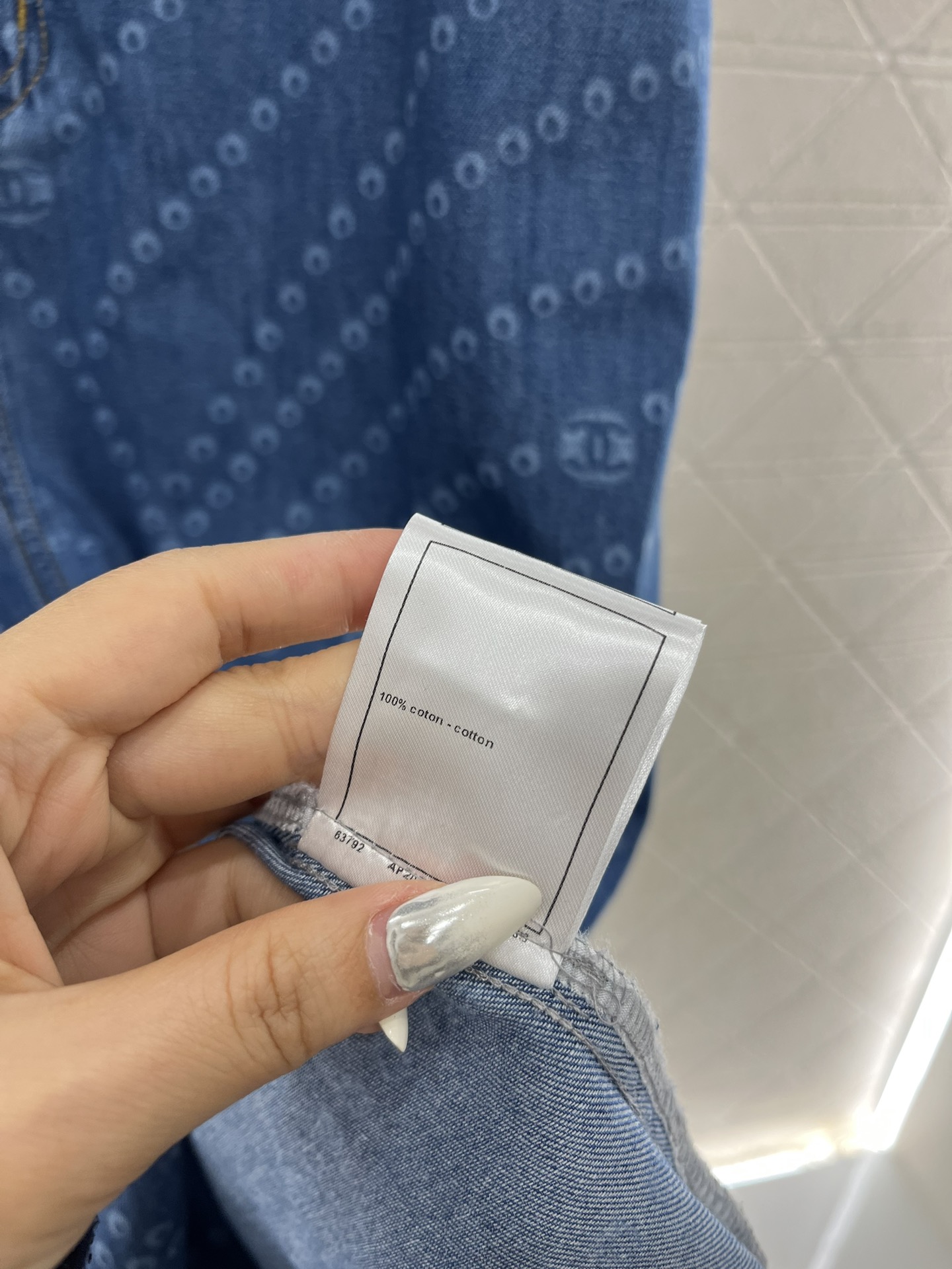 ♥Chane*♥2025新品上架
    链条牛仔连衣裙 
定制YB斜纹棉牛仔材质 酵素水洗 呈现复古单