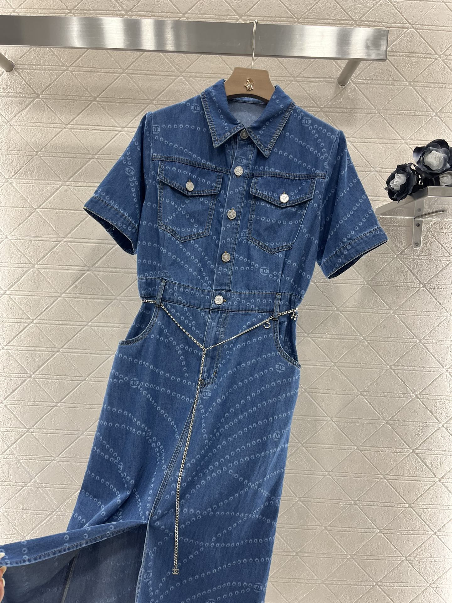 ♥Chane*♥2025新品上架
    链条牛仔连衣裙 
定制YB斜纹棉牛仔材质 酵素水洗 呈现复古单