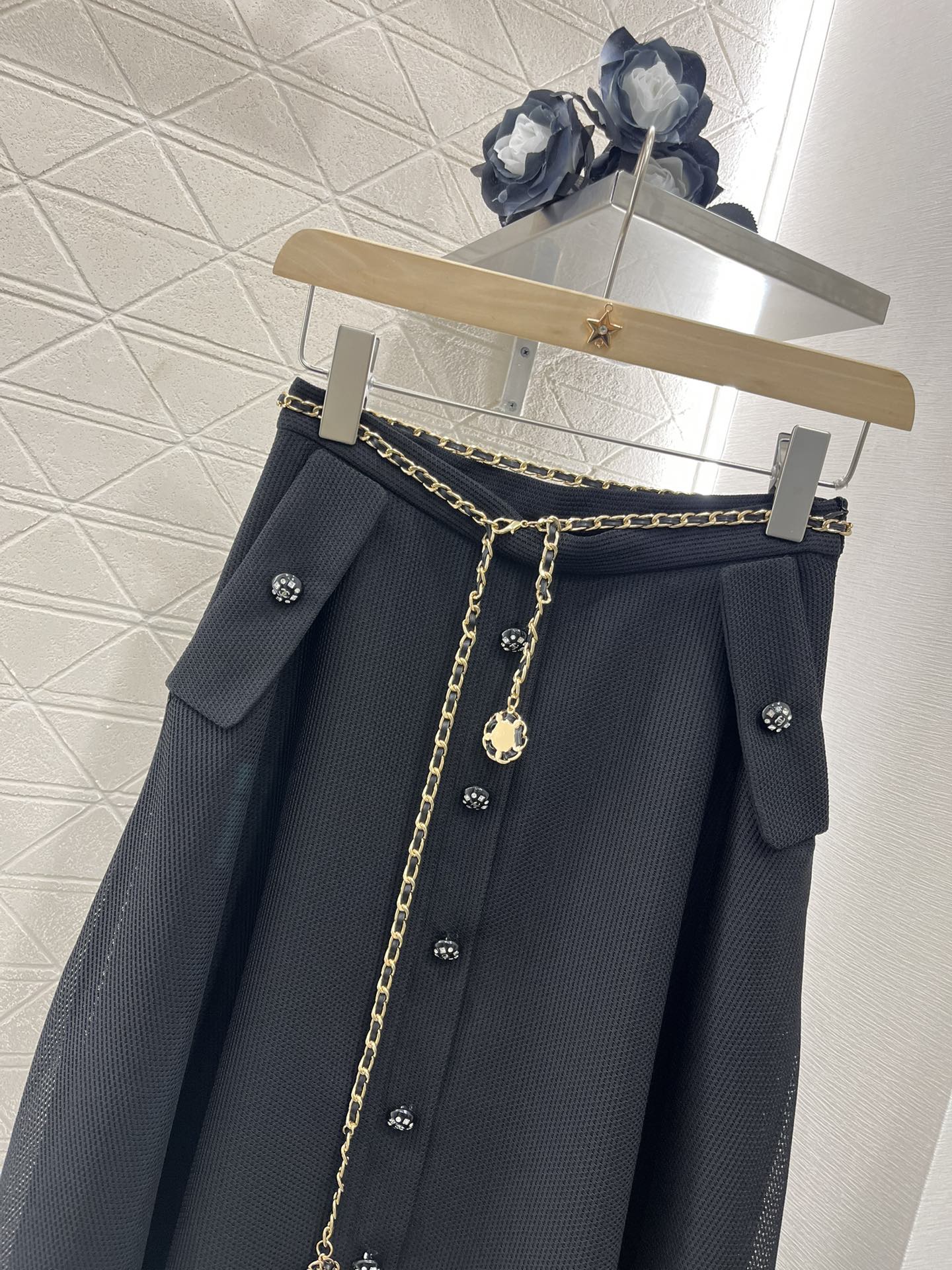 ♥Chane*♥2025新品上架
     腰链襟扣半裙
定制YB进口材质 质感光泽透气 内外双层垂顺光