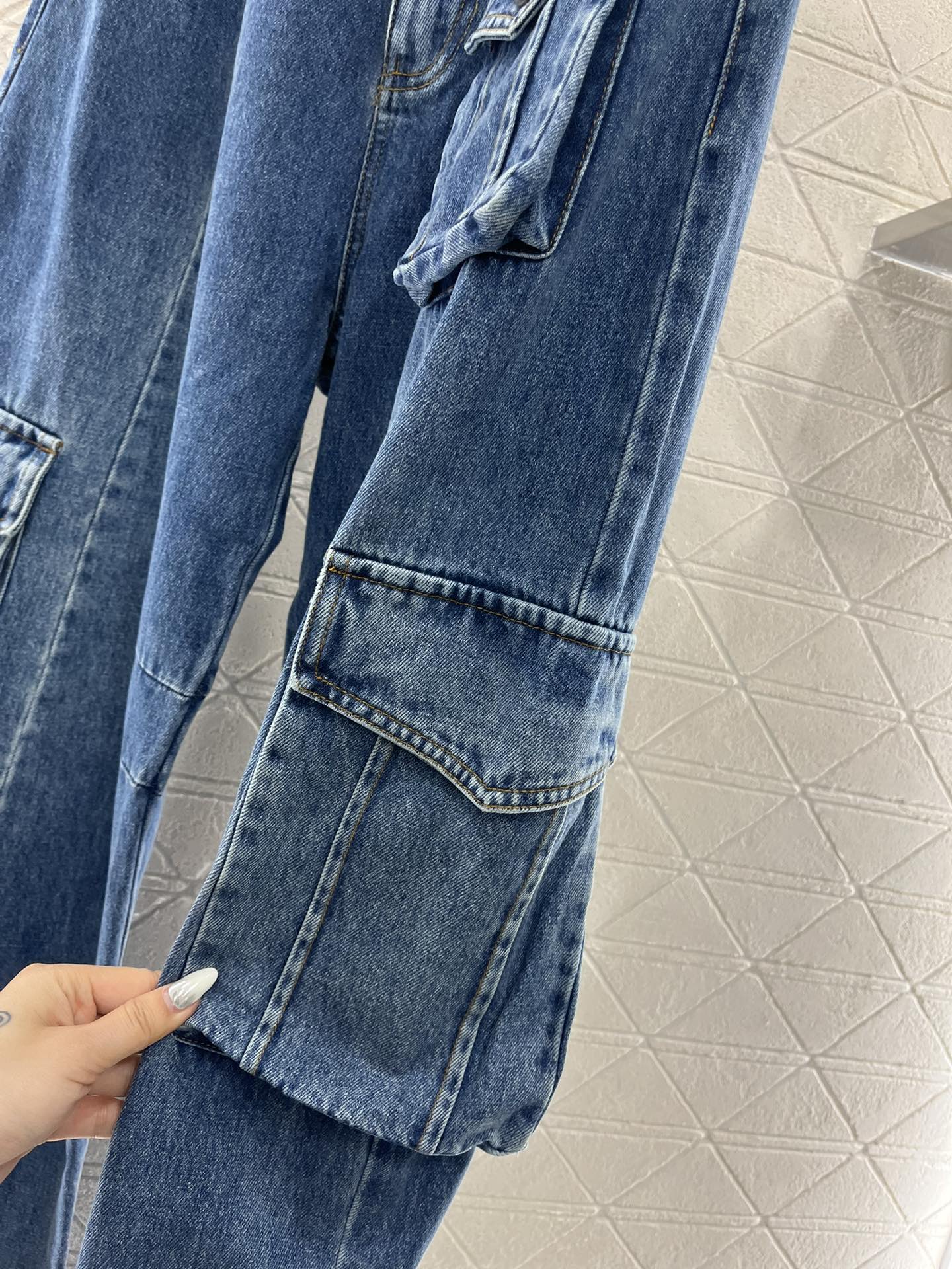 ♥Prad*♥2025新品上架
  擦色口袋弯刀牛仔裤
定制YB斜纹棉牛仔材质 面料挺括 透气性好 反复