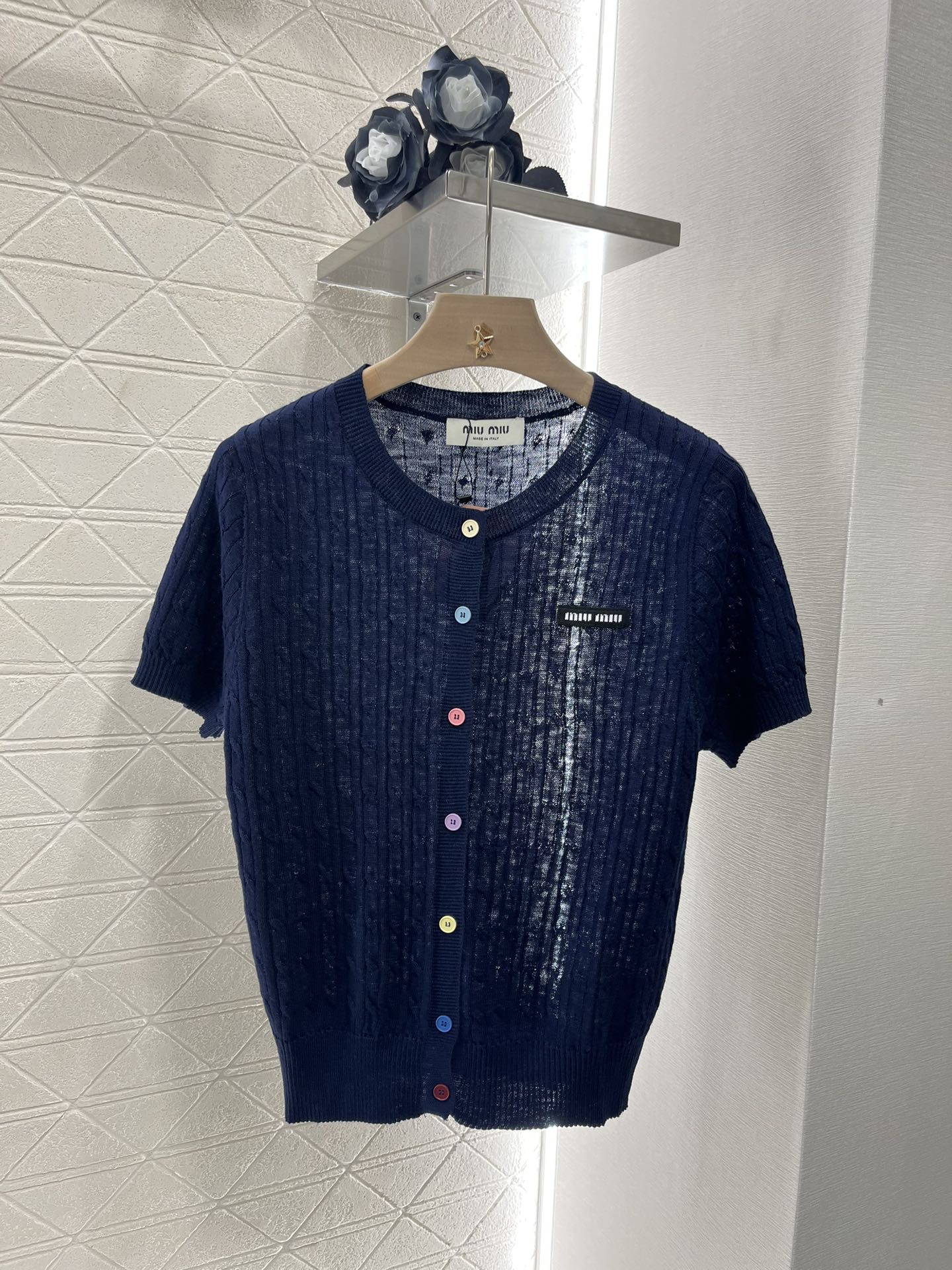 ♥Miumiu*♥2025新品上架
       针织短袖开衫
定制YB棉麻纱线织造 质感舒适 透气好穿