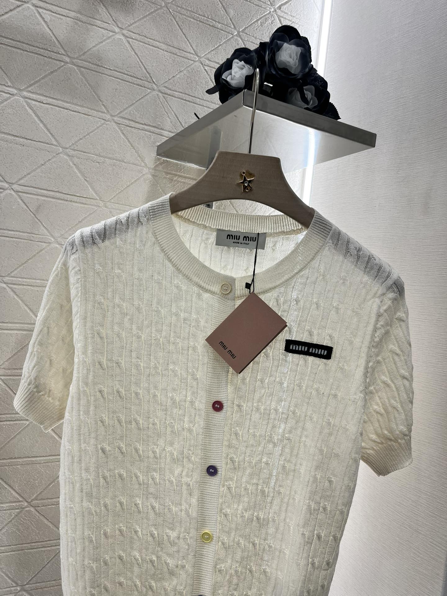 ♥Miumiu*♥2025新品上架
       针织短袖开衫
定制YB棉麻纱线织造 质感舒适 透气好穿