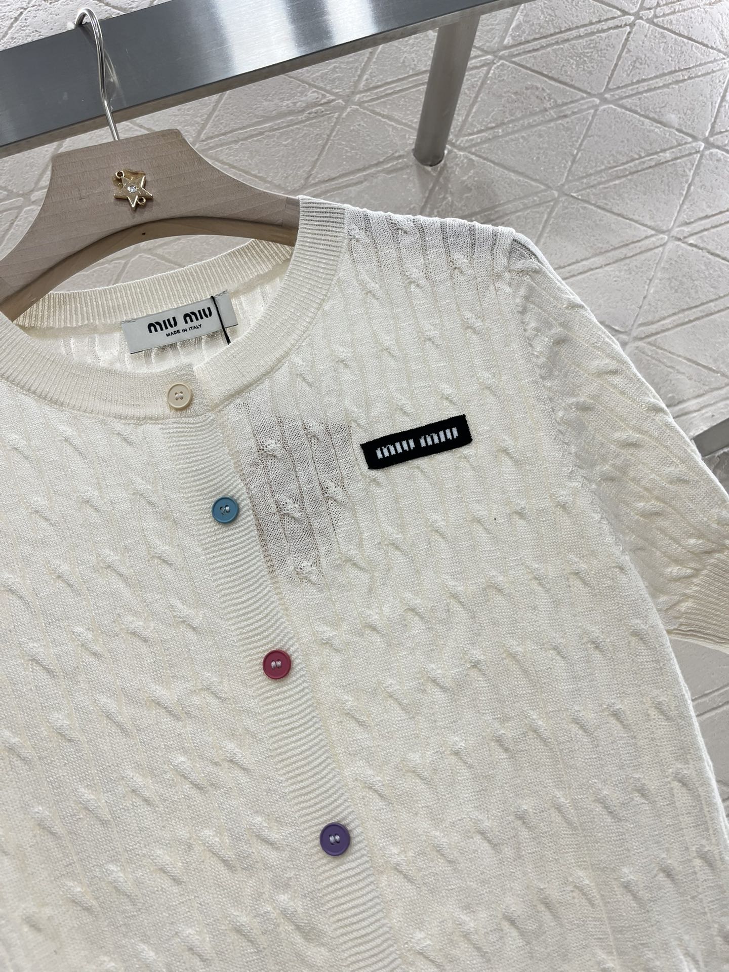 ♥Miumiu*♥2025新品上架
       针织短袖开衫
定制YB棉麻纱线织造 质感舒适 透气好穿