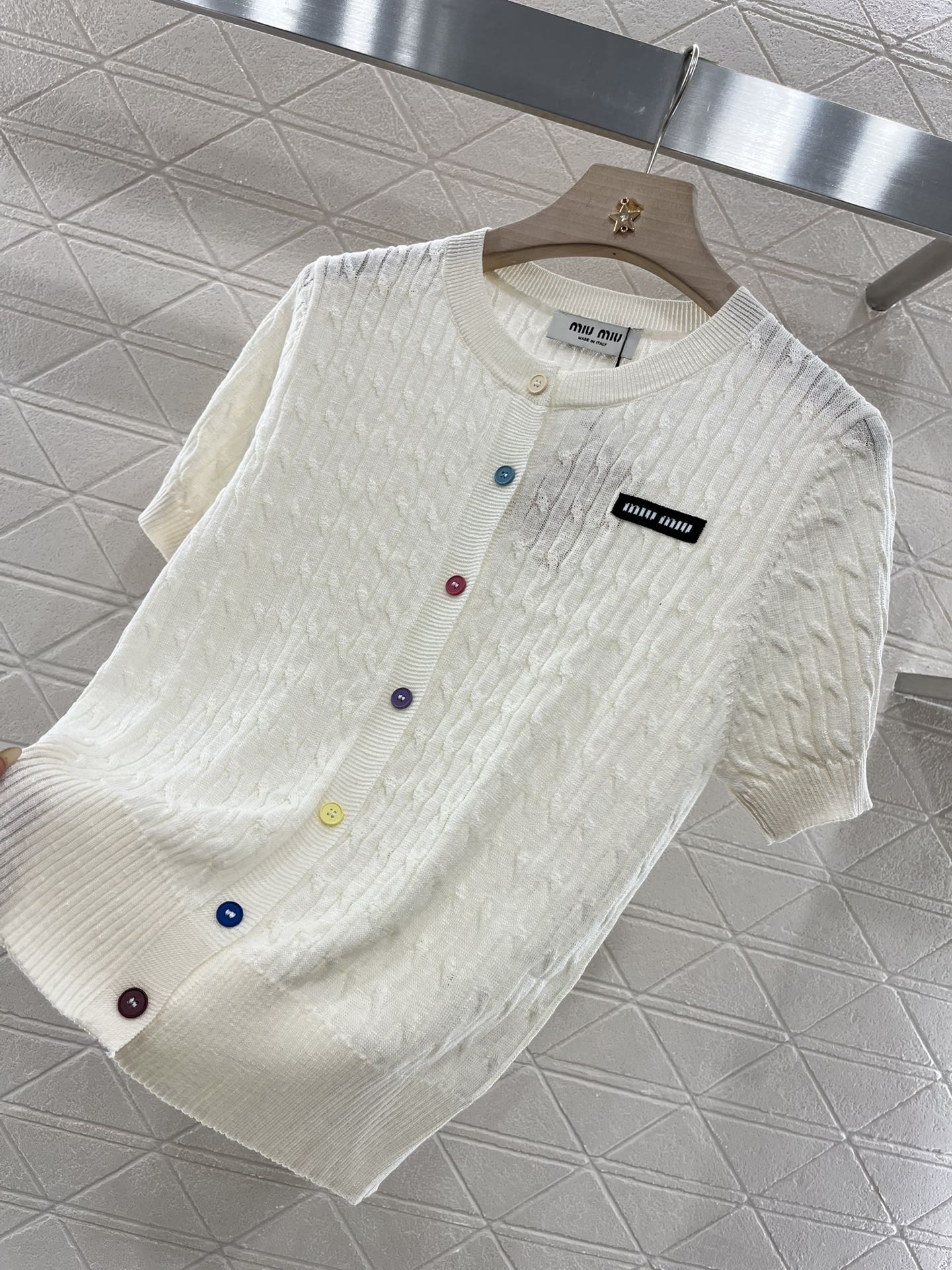 ♥Miumiu*♥2025新品上架
       针织短袖开衫
定制YB棉麻纱线织造 质感舒适 透气好穿