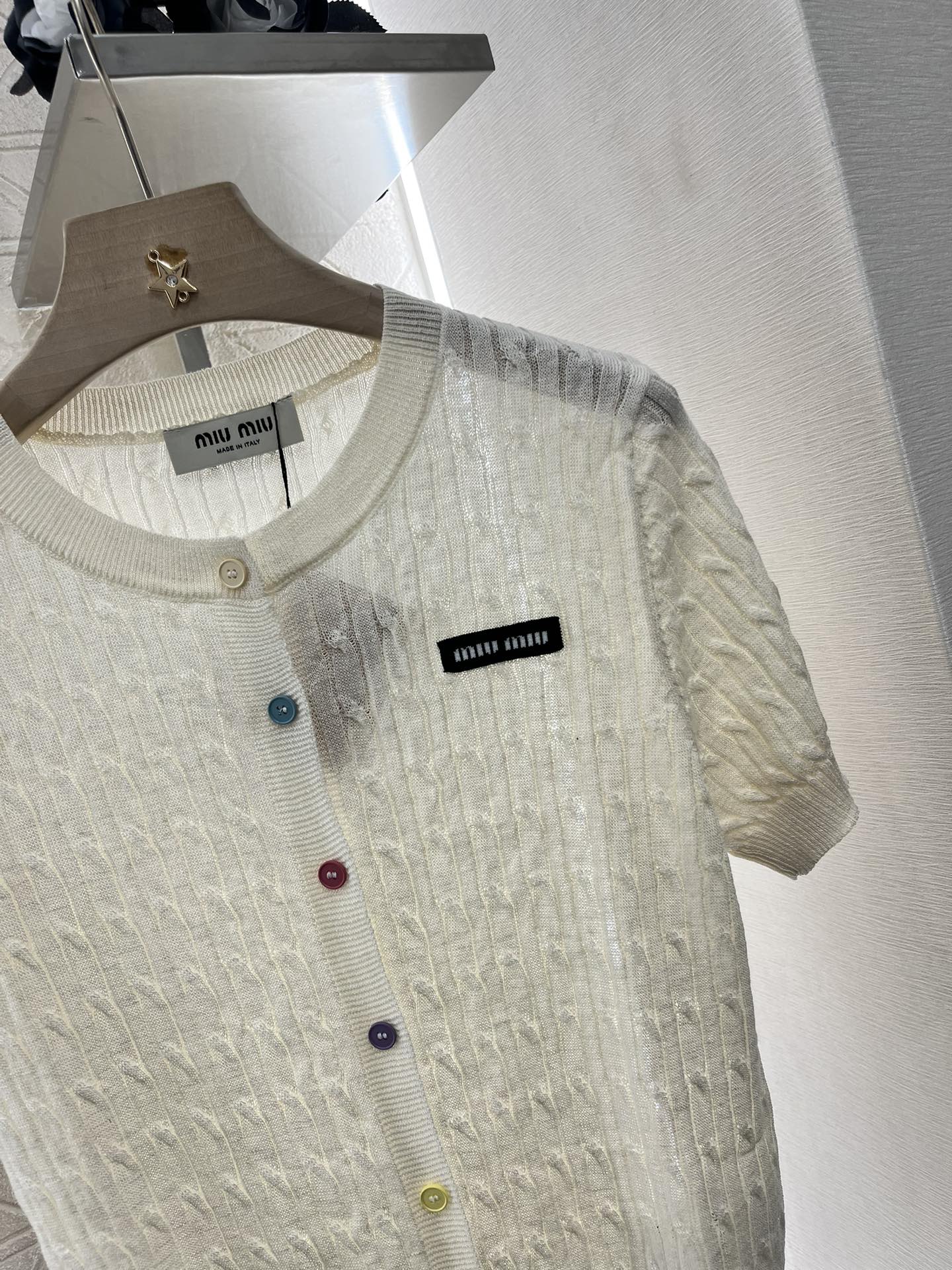 ♥Miumiu*♥2025新品上架
       针织短袖开衫
定制YB棉麻纱线织造 质感舒适 透气好穿
