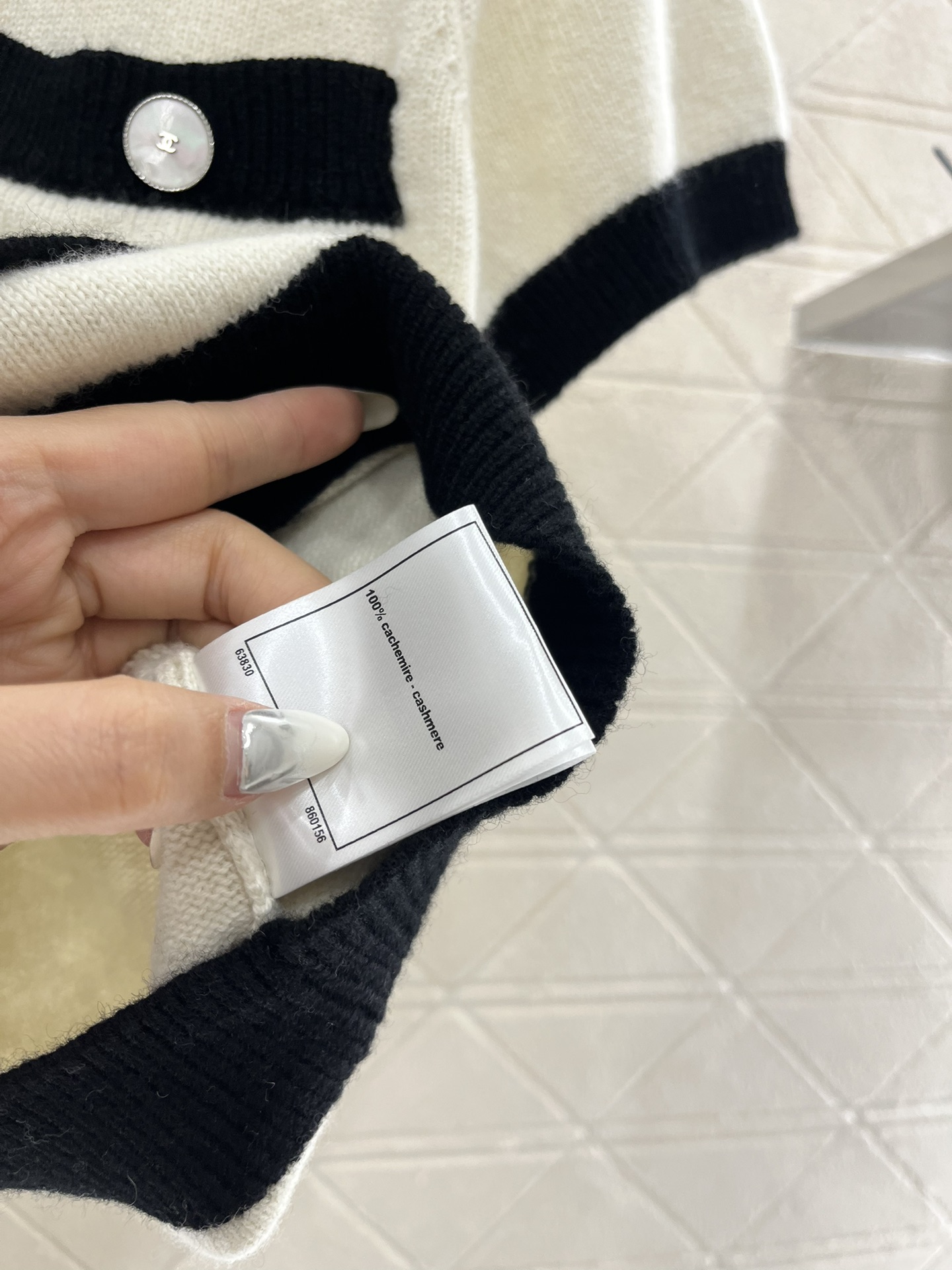 ♥Chane*♥2025新品上架
     撞色针织短袖开衫
定制YB羊绒纱线织造 质感高级 弹力舒适 
