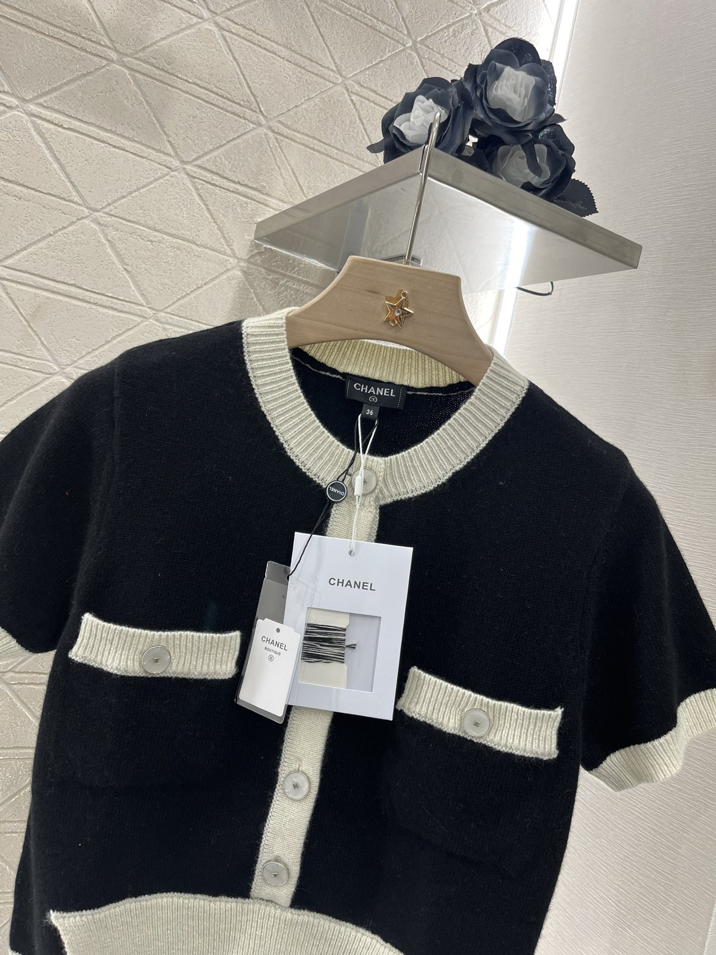 ♥Chane*♥2025新品上架
     撞色针织短袖开衫
定制YB羊绒纱线织造 质感高级 弹力舒适 