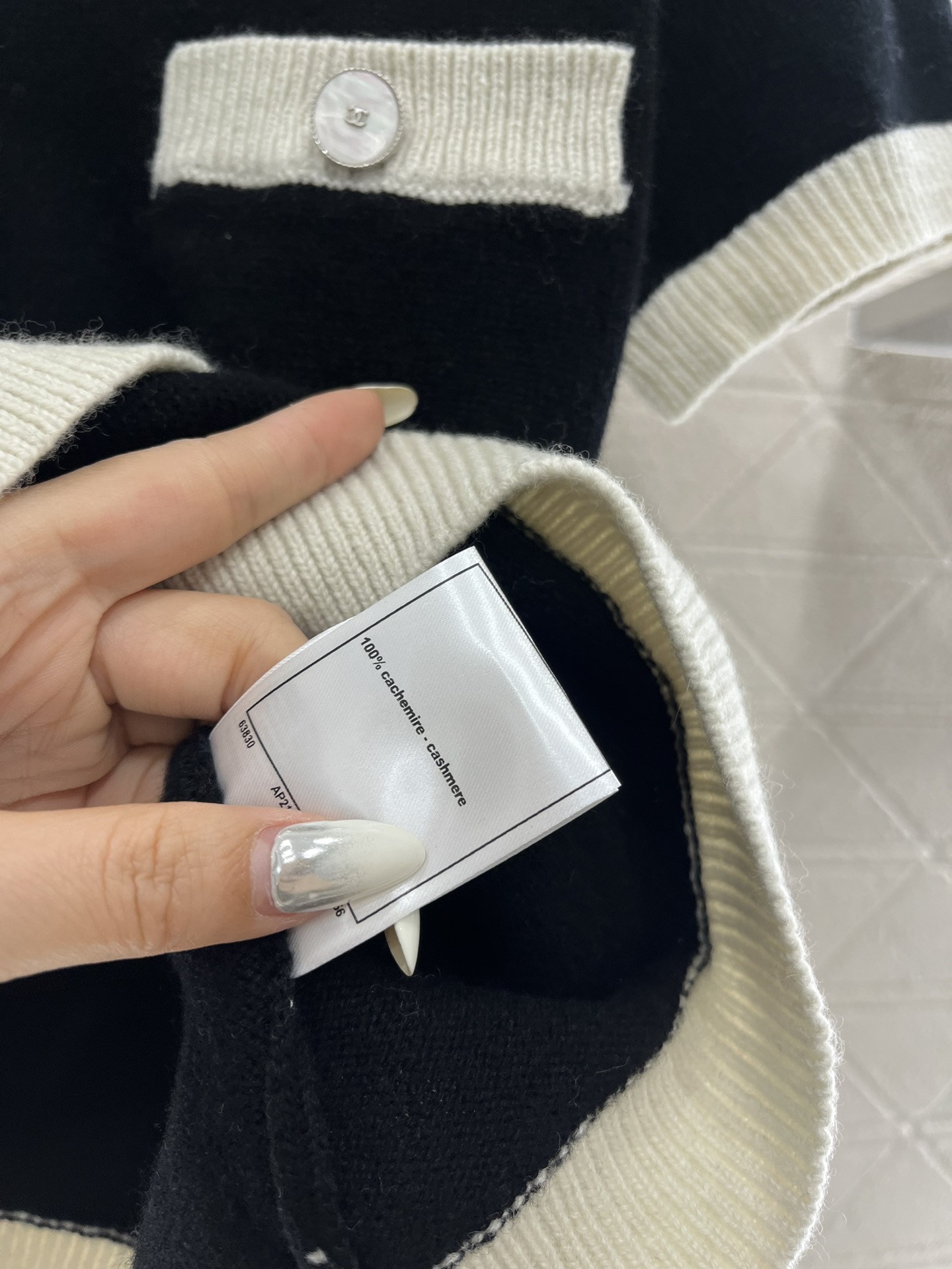 ♥Chane*♥2025新品上架
     撞色针织短袖开衫
定制YB羊绒纱线织造 质感高级 弹力舒适 