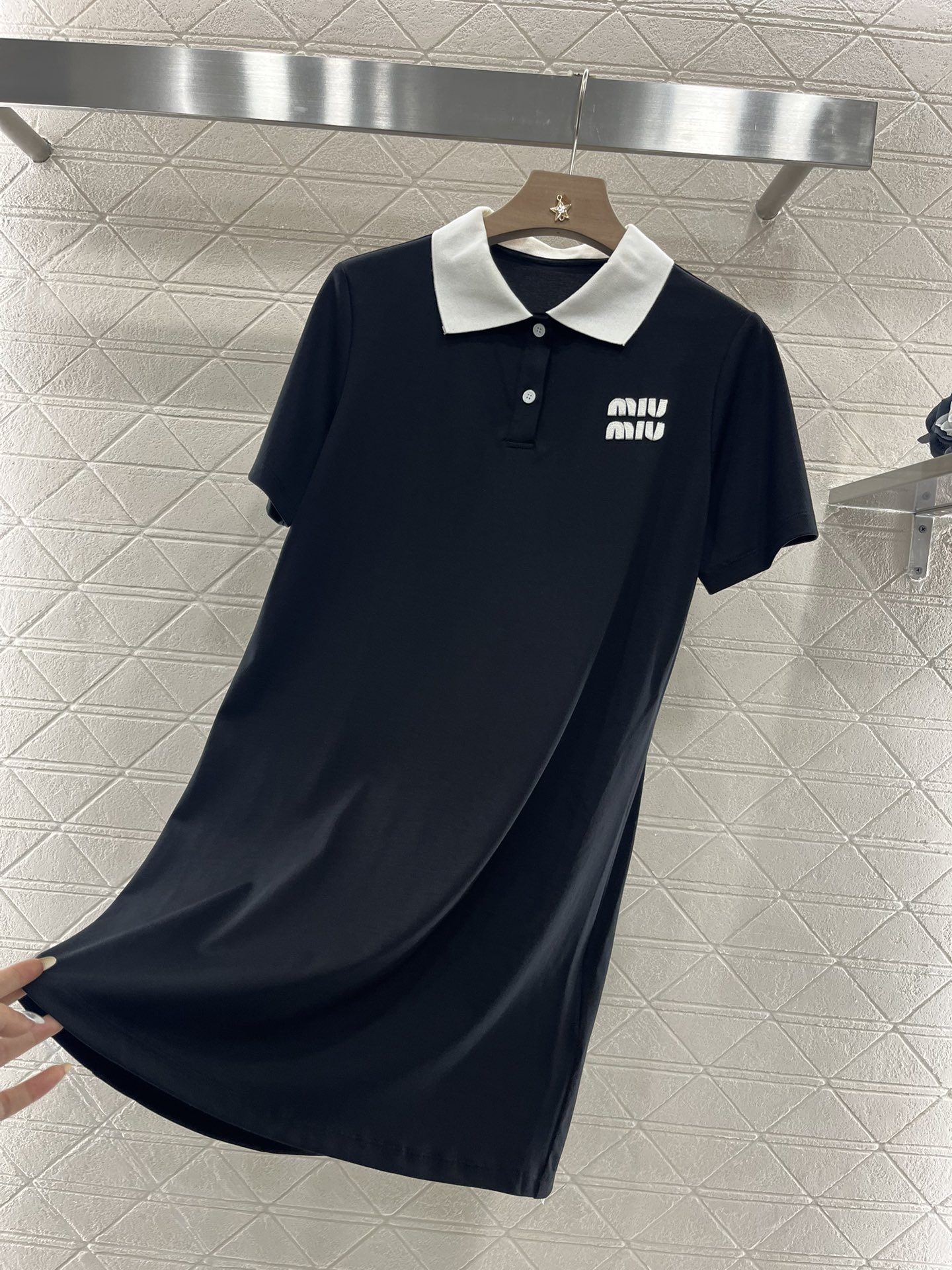 ♥Miumi*♥2025新品上架
    短袖撞色连衣裙
定制YB原生全棉材质 质感光泽 透气舒适 翻领