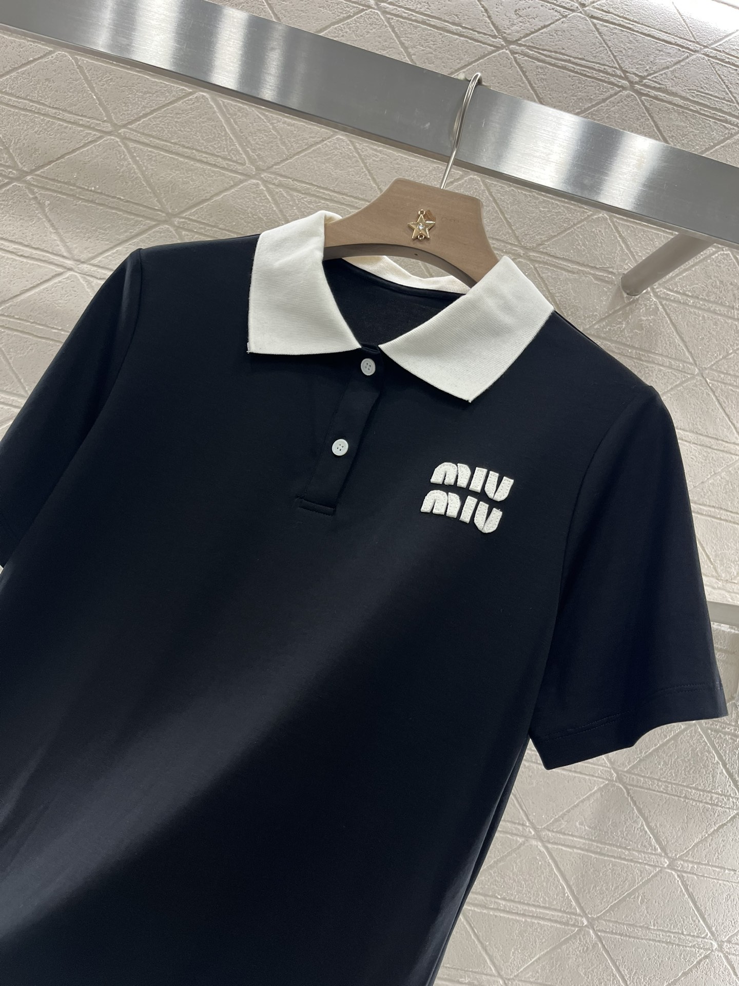♥Miumi*♥2025新品上架
    短袖撞色连衣裙
定制YB原生全棉材质 质感光泽 透气舒适 翻领