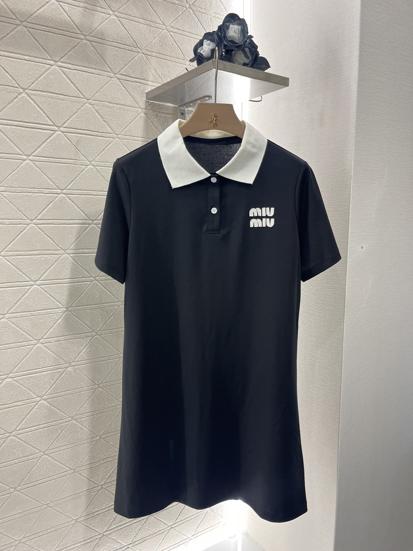♥Miumi*♥2025新品上架
    短袖撞色连衣裙
定制YB原生全棉材质 质感光泽 透气舒适 翻领