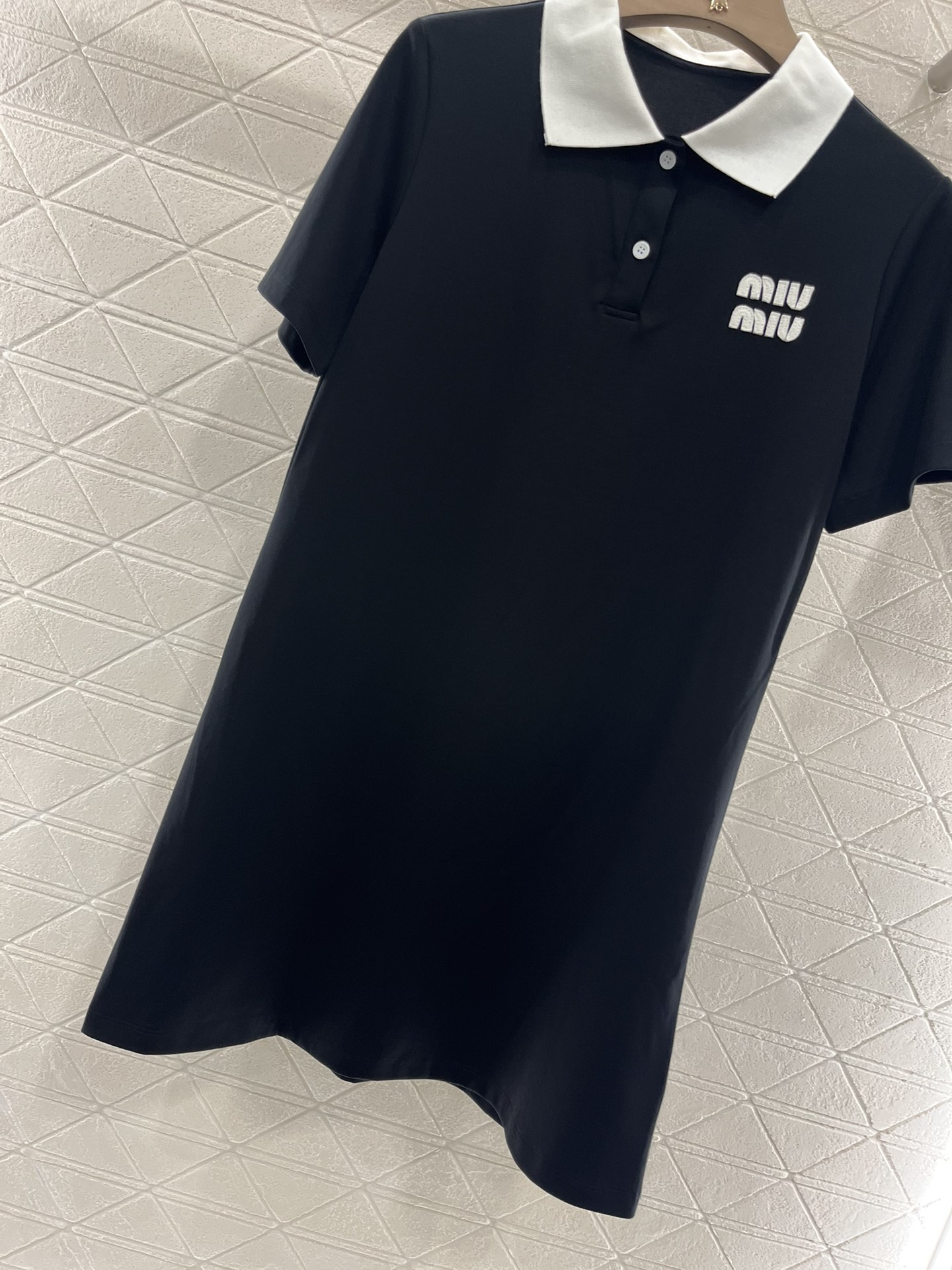 ♥Miumi*♥2025新品上架
    短袖撞色连衣裙
定制YB原生全棉材质 质感光泽 透气舒适 翻领