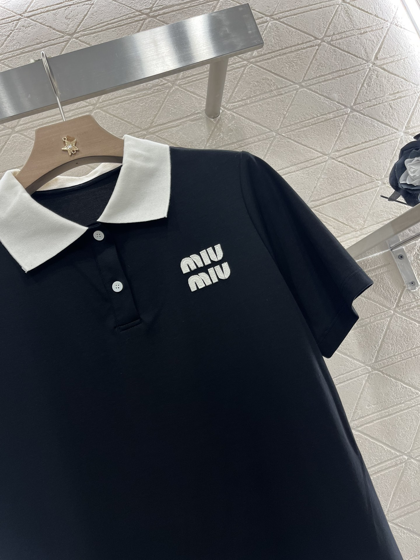♥Miumi*♥2025新品上架
    短袖撞色连衣裙
定制YB原生全棉材质 质感光泽 透气舒适 翻领