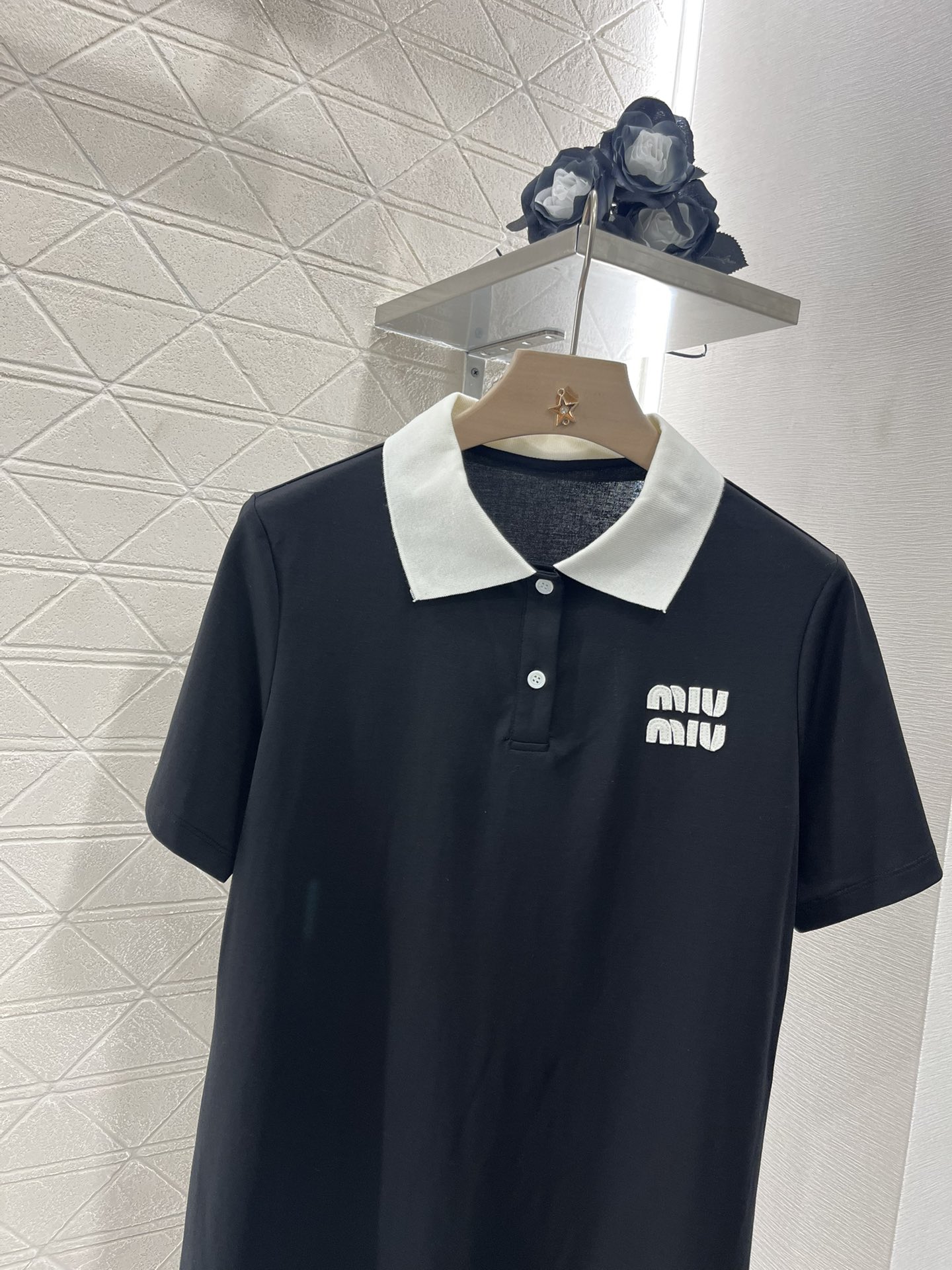 ♥Miumi*♥2025新品上架
    短袖撞色连衣裙
定制YB原生全棉材质 质感光泽 透气舒适 翻领