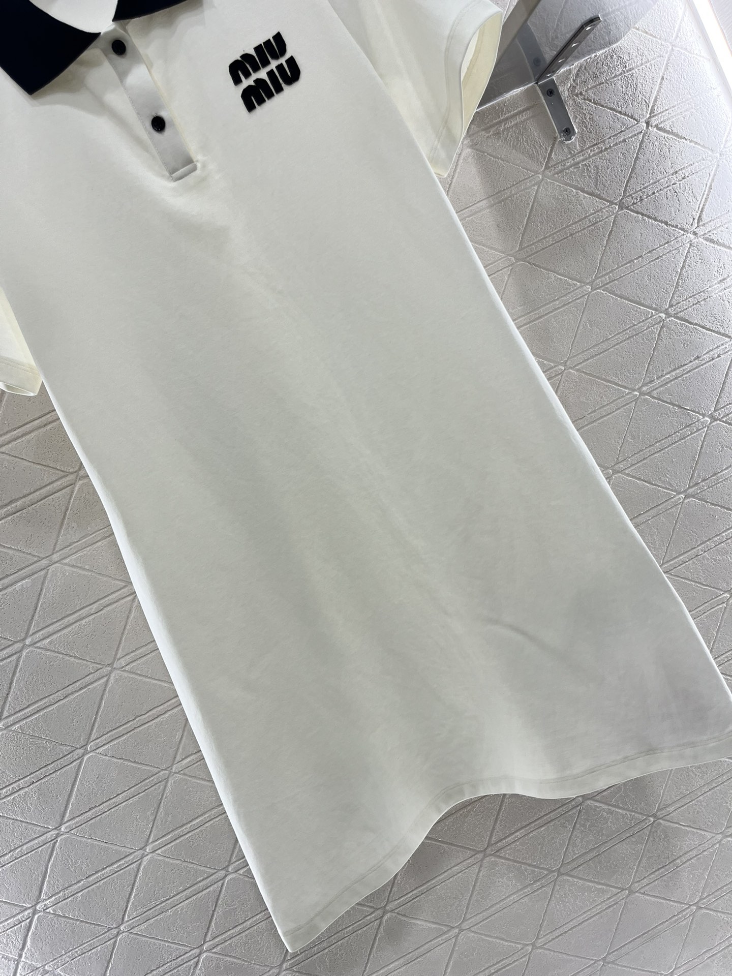 ♥Miumi*♥2025新品上架
    短袖撞色连衣裙
定制YB原生全棉材质 质感光泽 透气舒适 翻领
