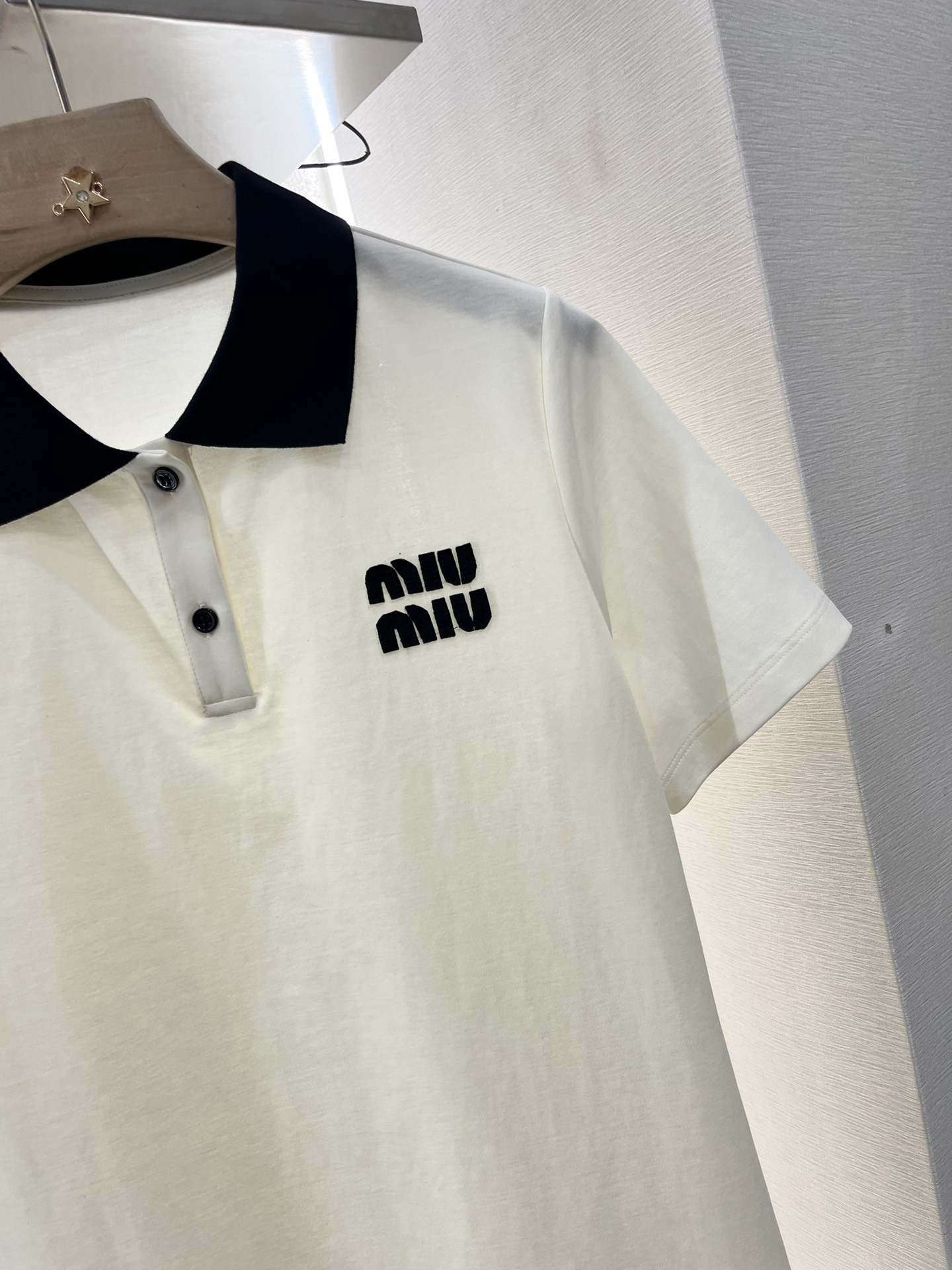 ♥Miumi*♥2025新品上架
    短袖撞色连衣裙
定制YB原生全棉材质 质感光泽 透气舒适 翻领