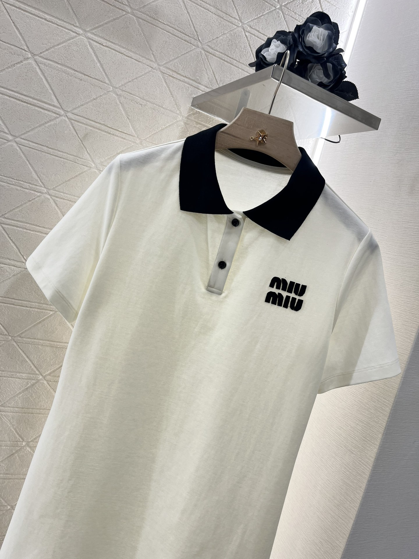 ♥Miumi*♥2025新品上架
    短袖撞色连衣裙
定制YB原生全棉材质 质感光泽 透气舒适 翻领