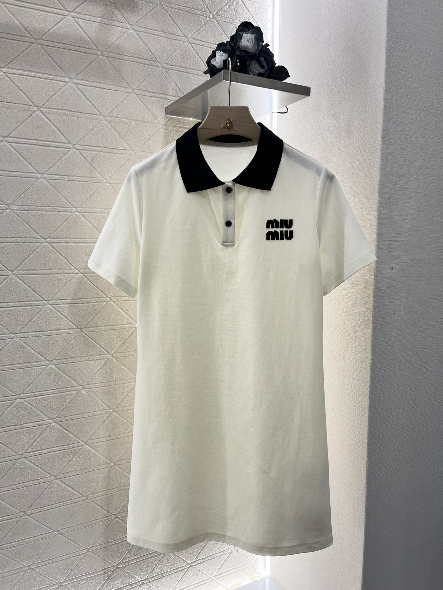 ♥Miumi*♥2025新品上架
    短袖撞色连衣裙
定制YB原生全棉材质 质感光泽 透气舒适 翻领