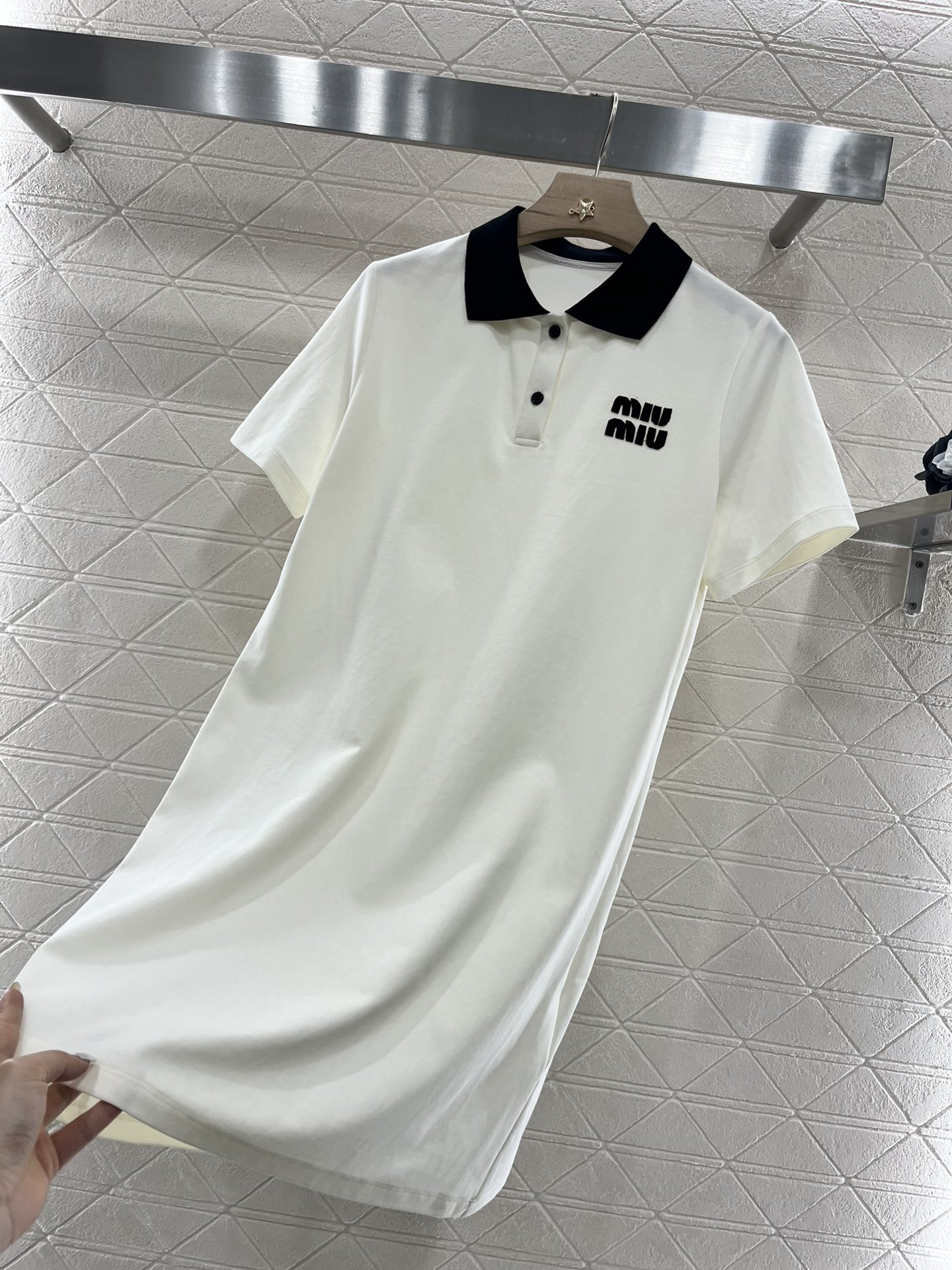 ♥Miumi*♥2025新品上架
    短袖撞色连衣裙
定制YB原生全棉材质 质感光泽 透气舒适 翻领