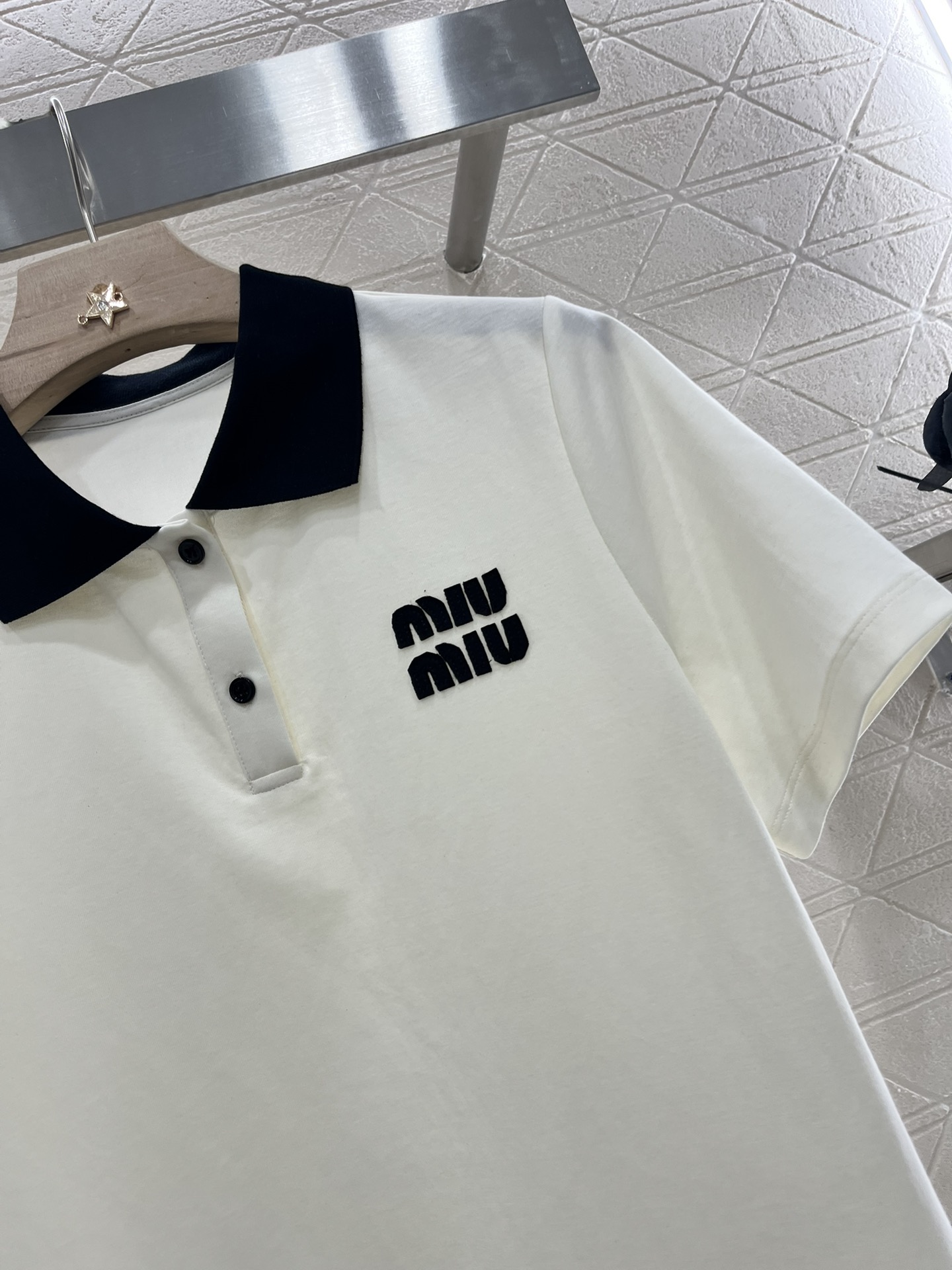 ♥Miumi*♥2025新品上架
    短袖撞色连衣裙
定制YB原生全棉材质 质感光泽 透气舒适 翻领