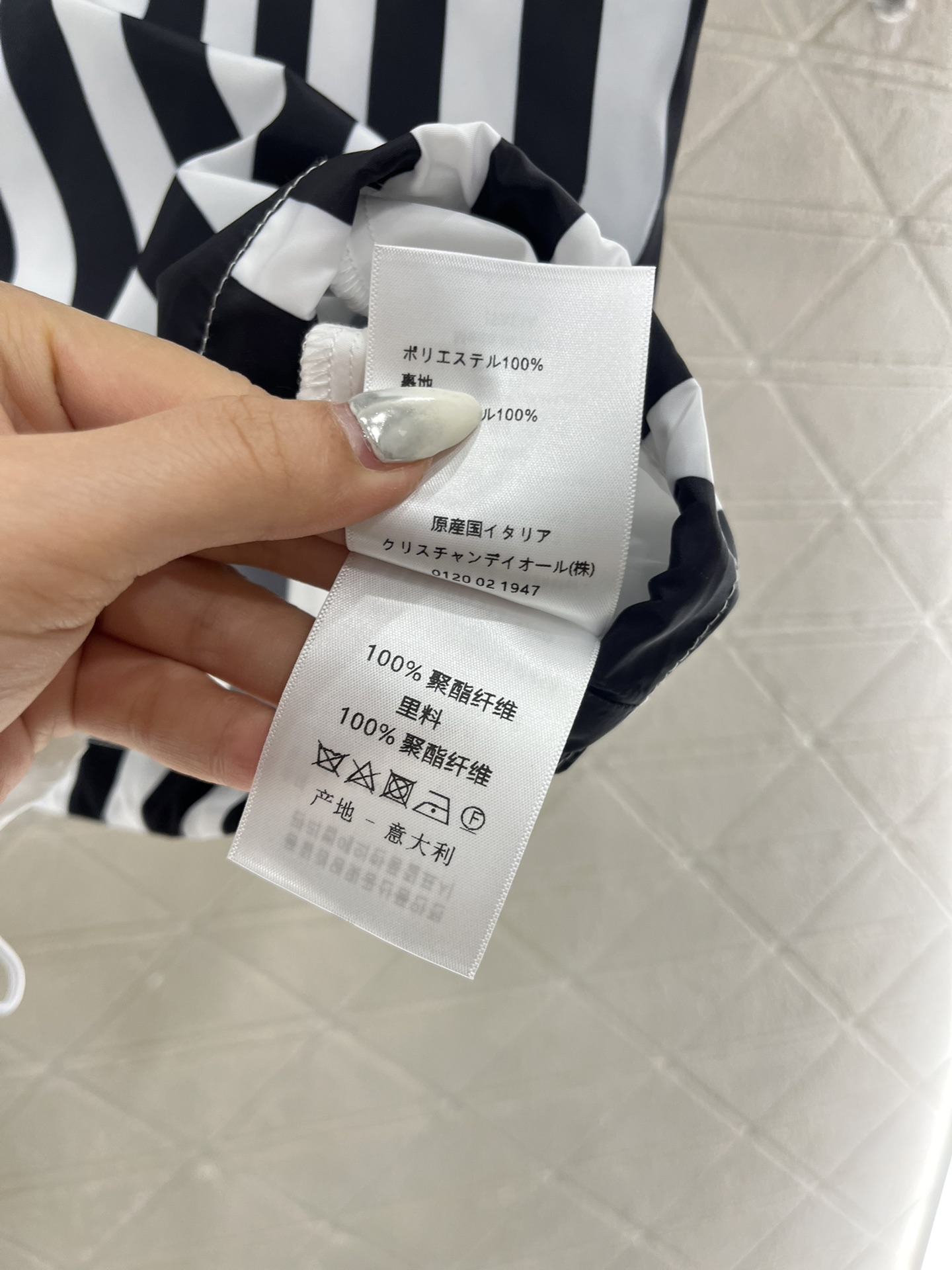 ♥Dio*♥2025新品上架
 字母马甲短裤套装
定制YB进口环保尼龙材质 质感光泽 微挺有型 短款拉链