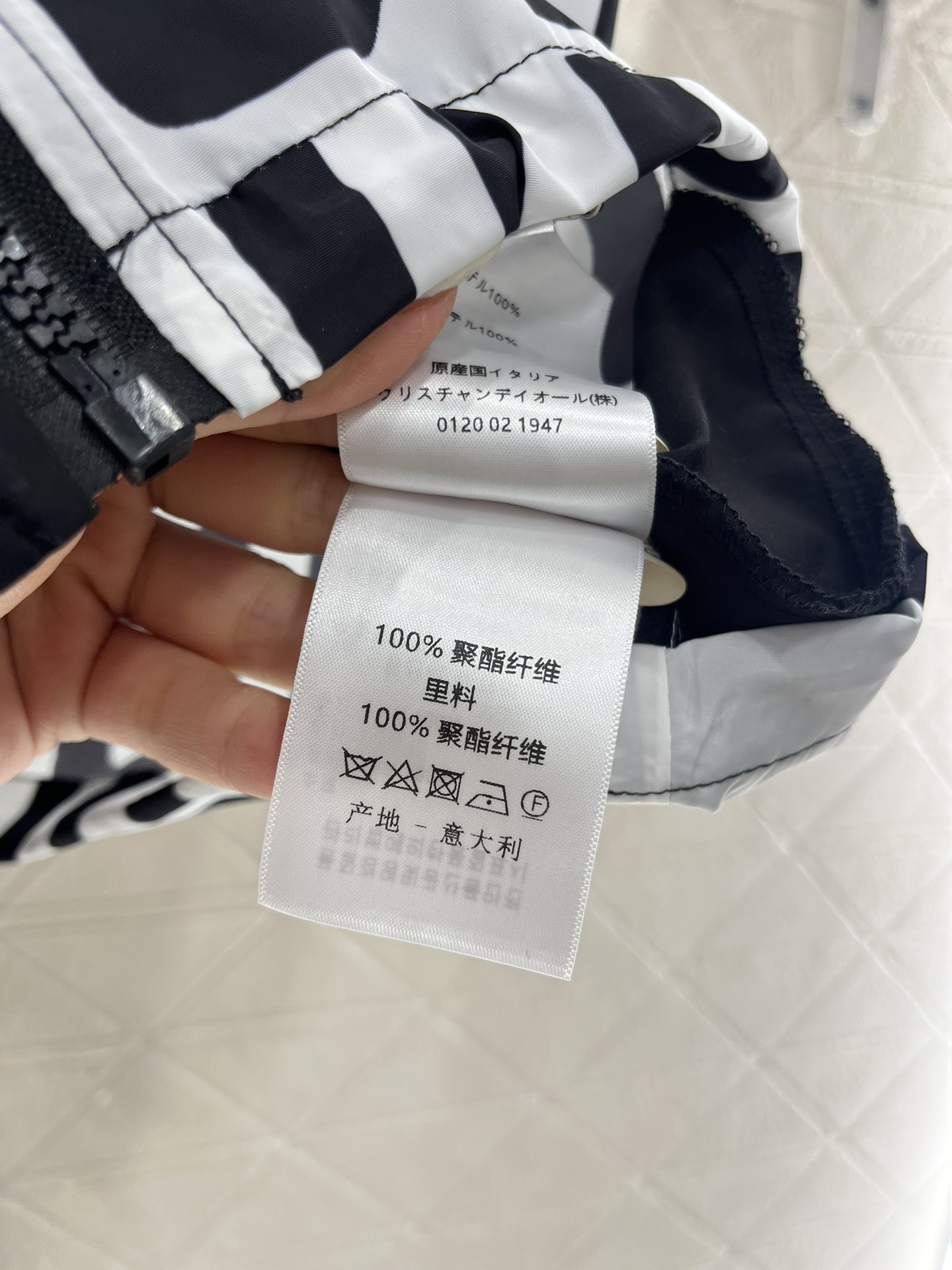♥Dio*♥2025新品上架
 字母马甲短裤套装
定制YB进口环保尼龙材质 质感光泽 微挺有型 短款拉链