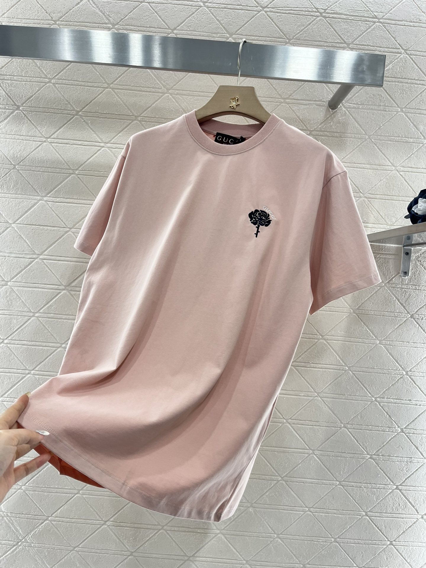♥Gucc*♥2025新品上架
      玫瑰刺绣𝑇𝑒𝑒
定制YB原生全棉材质 透气舒适 质感十足 宽