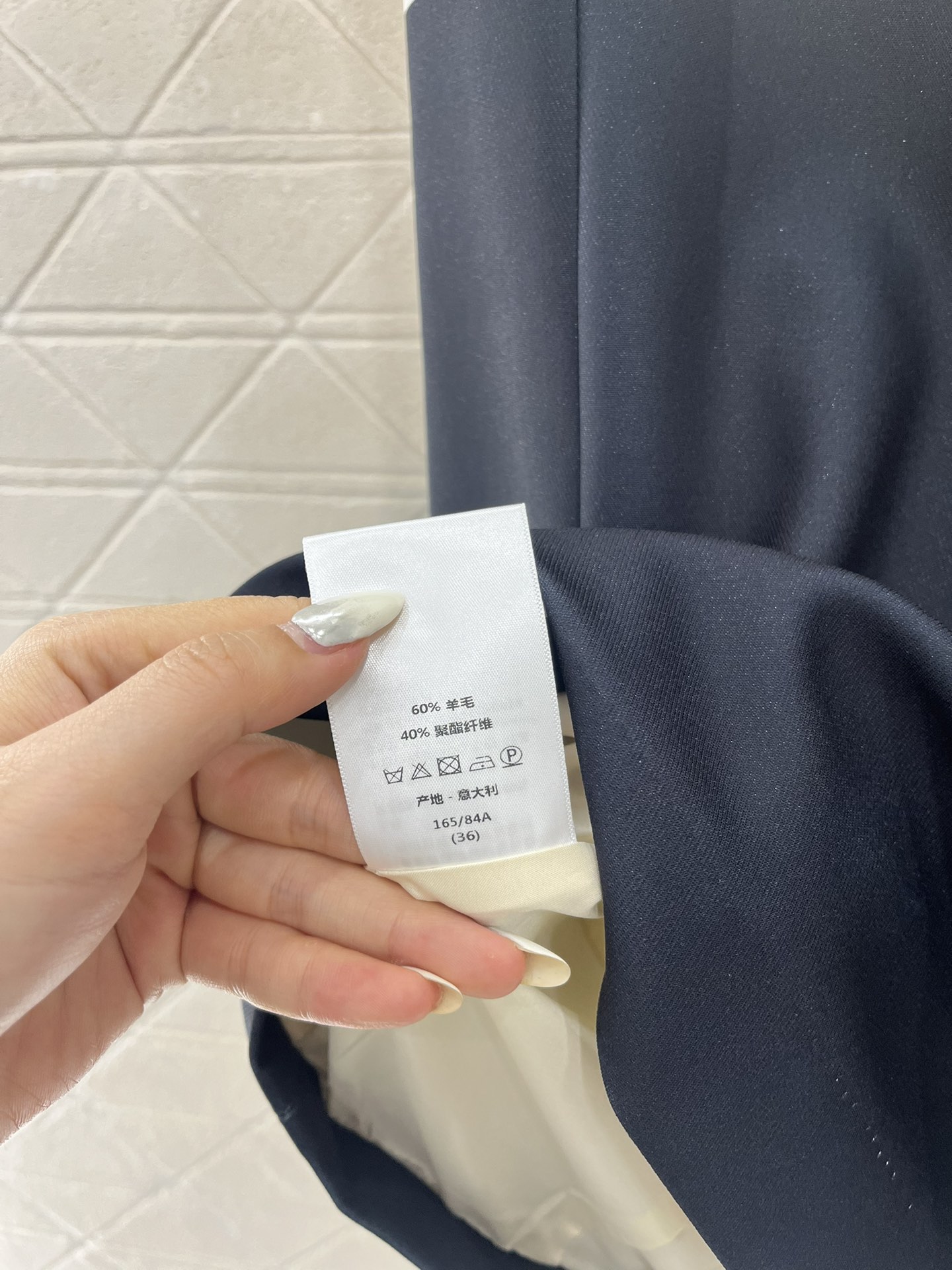 ♥Dio*♥2025新品上架
     吊带连衣裙
定制YB进口精仿羊毛材质 质感光泽 贴肤垂顺舒适 吊