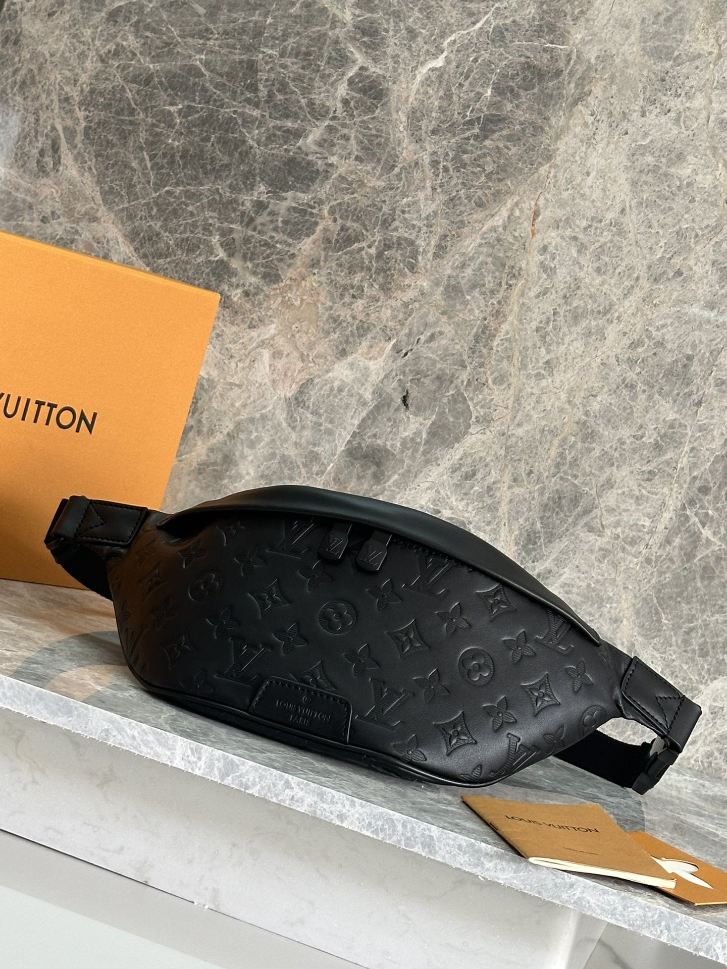 NO:386549,Top Original List M46036 This Discovery waist bag is made of Monogram Eclipse leather embossed, combining casual and fashionable temperament with modern functionality. The shape is ergonomic and is equipped with an adjustable strap that can be wrapped around the waist, shoulders or casually hung on the chest. Zippered pockets on the front and back are convenient for access to mobile phones, cards and keys. Detailed features 44 x 15 x 9 cm (length x height x width), LV [top Original List], louis vuitton,cowhide19860909顶级原单 M46036 此款 Discovery 腰包由 Monogram Eclipse 牛皮压花制成,兼具休闲时尚气质与现代功能性.造型符合人体工学原理,并配有可调节的包带,既可环于腰间,也可肩背或随性地挂在胸前.正面和背面配有拉链口袋,方便存取手机、卡片和钥匙.详细特征44 x 15 x 9 厘米 (长度 x 高 x 宽),LV【顶级原单】,louis vuitton,cowhide,Bag