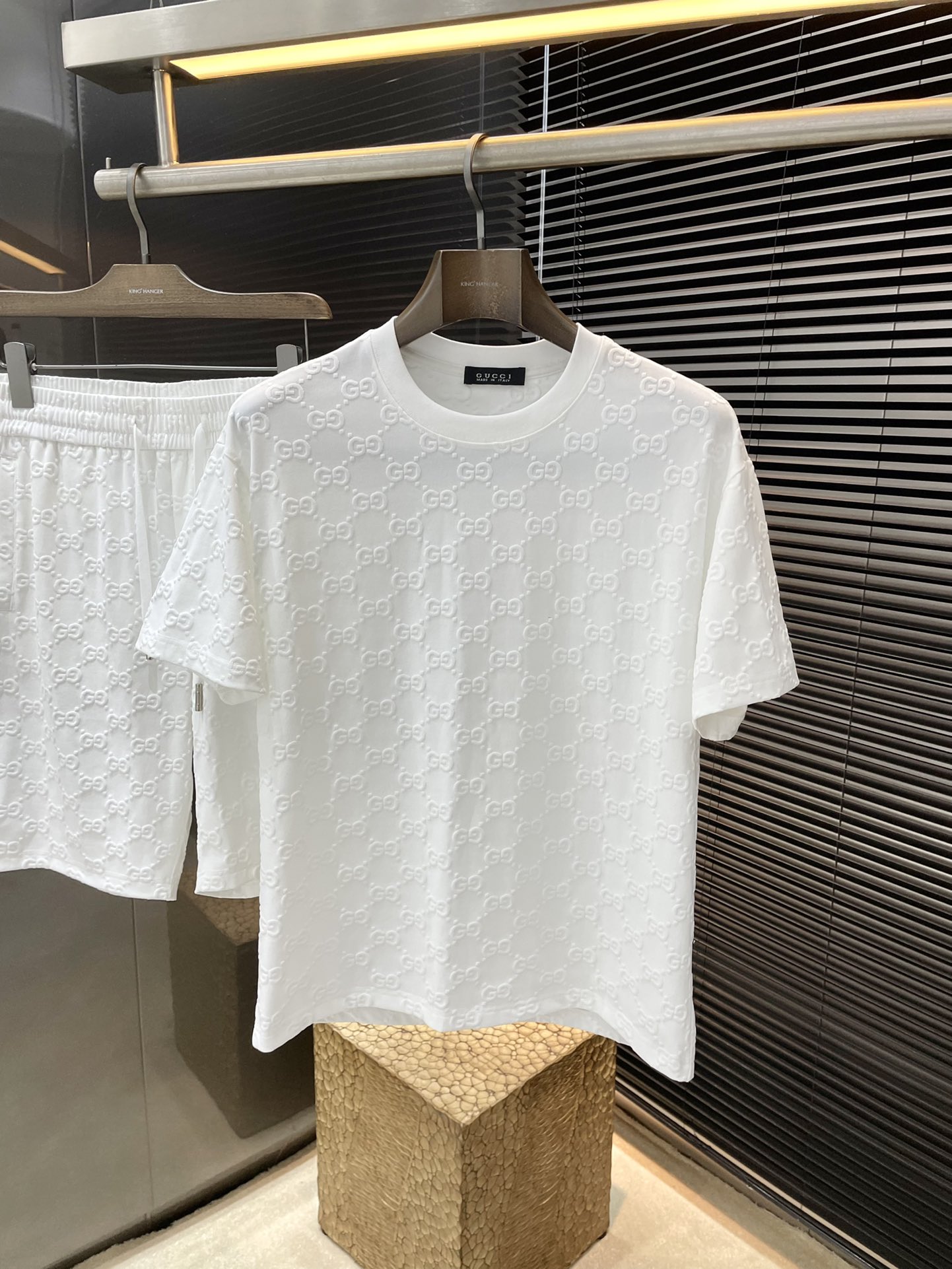 NO:140905,Gucci's heavy recommendation!  New spring products, full of accent, very good-looking, super stylish, definitely a powerful tool to attract resurgence!  Fashionable and trendy suit. It uses imported mercerized cotton fabric, with good comfort and exquisite turning!  A casual and handsome European and American tone!  Smooth and neat, with a crisp and stylish upper body, fashionable and handsome, and a full-size handsome image!  Size M-3XL, gucci, gucci, alexander wang19860909一套不拆卖 Gucci（古驰）重磅推荐！春季新品 十足腔调 上身非常的赞 超有型 绝对是吸引回头率的利器！时尚潮流套装.采用进口丝光棉面料,舒适度好,车工精湛！随性帅气的欧美调调！流畅利落 上身挺括有型,时尚又帅气,十足的型男形象！尺码M-3XL,,gucci,gucci,alexander wang,Men's clothing