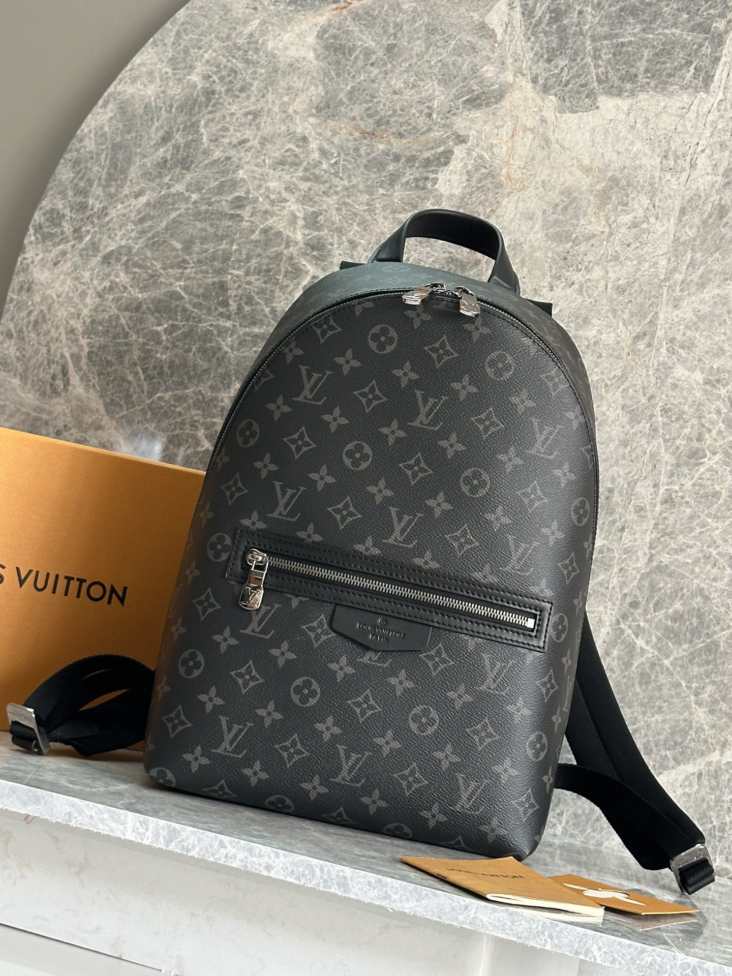 NO:386600,P Top original list [DISCOVERY SLIM backpack] m14020 black flower This Discovery Slim WW backpack is made of Monogram Eclipse coated canvas, which is integrated into the laptop inner bag for a compact configuration, and can easily control business or casual occasions in a trendy manner. Adjustable lined fabric shoulder straps to enhance the comfortable portability experience, and the zippered front pocket is convenient for picking up and holding commonly used items. Size 38 x 13 x 28 cm, LV [top original list], louis vuitton19860909P  顶级原单【DISCOVERY SLIM 双肩包】 m14020 黑花 本款 Discovery Slim WW双肩包取材 Monogram Eclipse 涂层帆布,为紧凑构型融入笔记本电脑内袋,以潮流之姿轻松驾驭商务或休闲场合.可调节加衬织物肩带提升舒适背携体验,拉链前袋方便取放常用物品. 尺寸38 x 13 x 28 厘米,LV【顶级原单】,louis vuitton,Bag